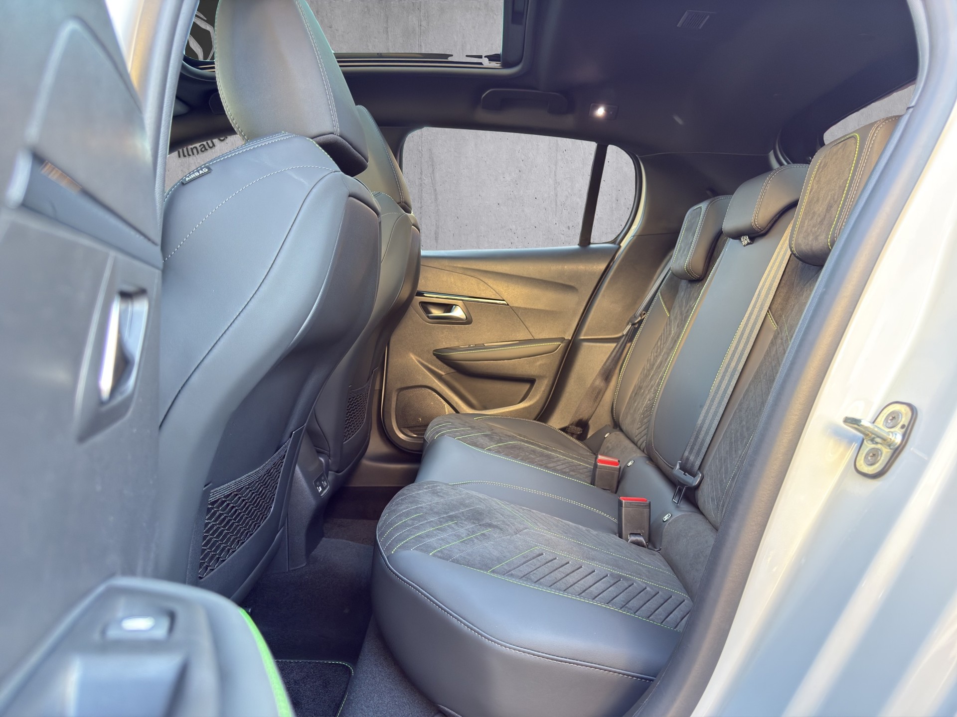 PEUGEOT 208 1.2 Hybrid 145 GT Exclusive-image-15