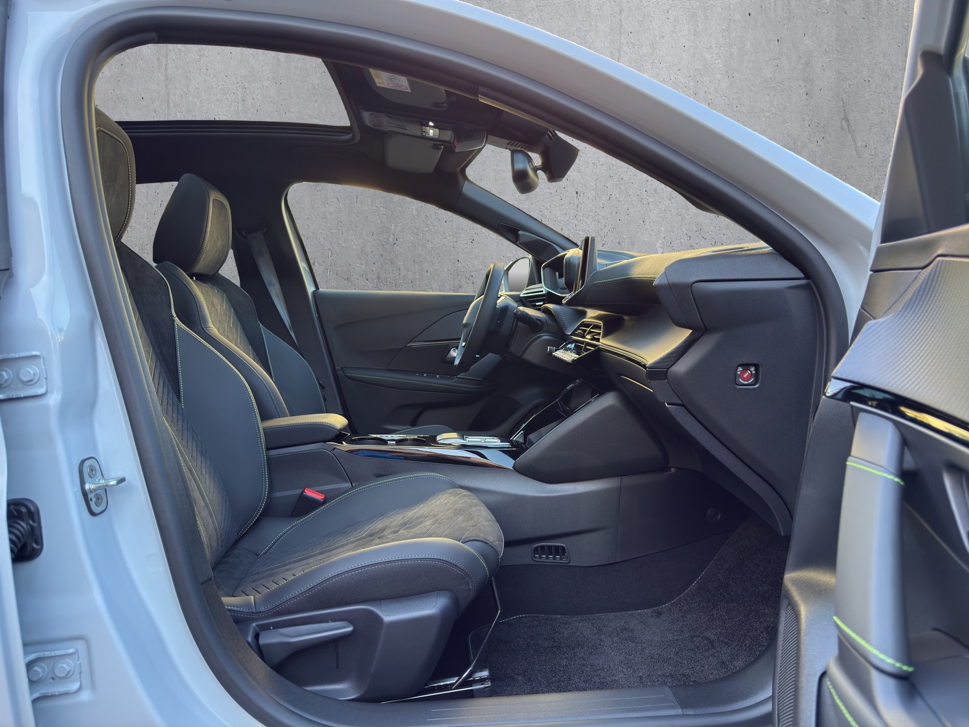 PEUGEOT 208 1.2 Hybrid 145 GT Exclusive-image-17