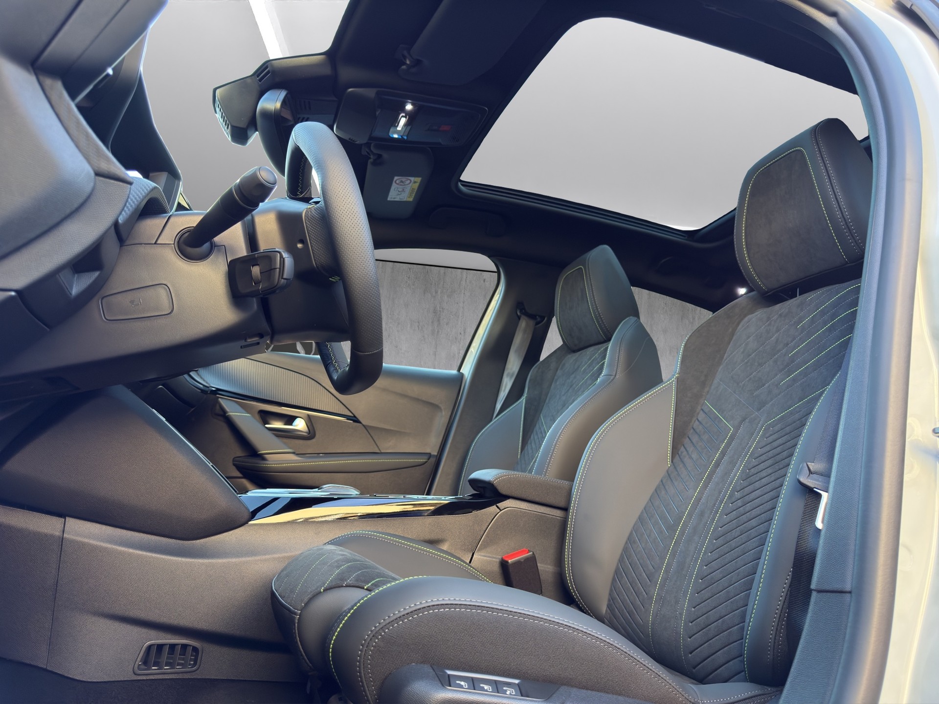 PEUGEOT 208 1.2 Hybrid 145 GT Exclusive-image-9