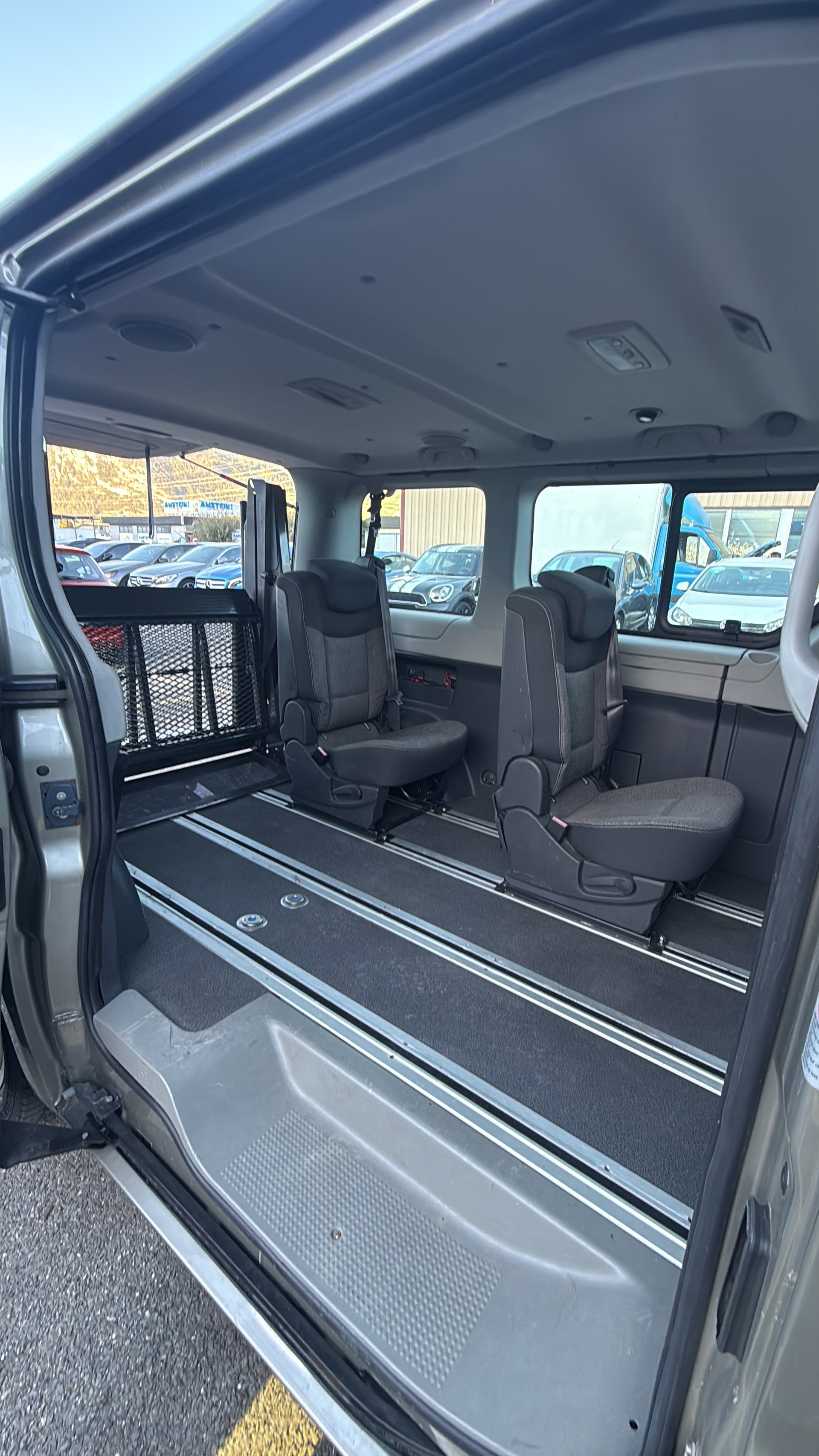 RENAULT TRAFIC-image-11