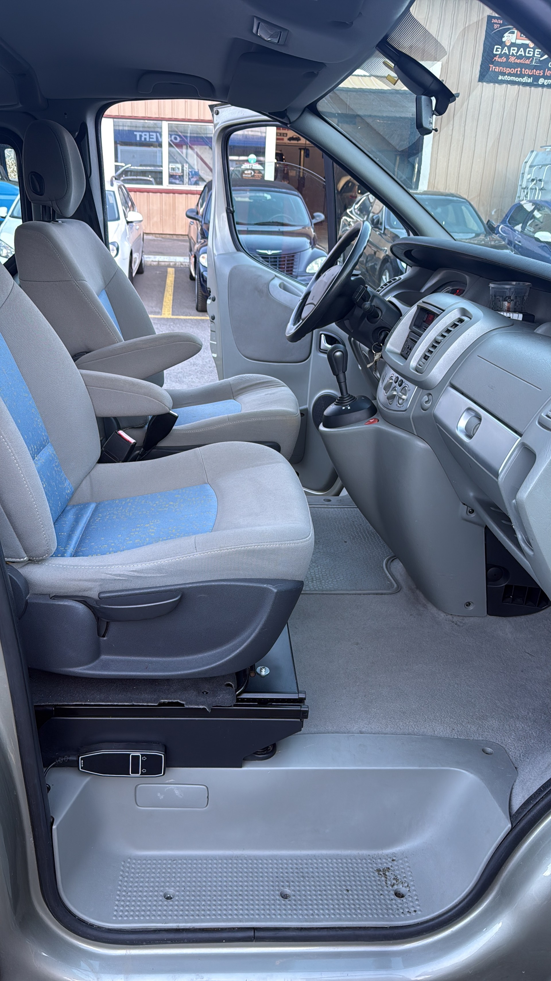 RENAULT TRAFIC-image-8