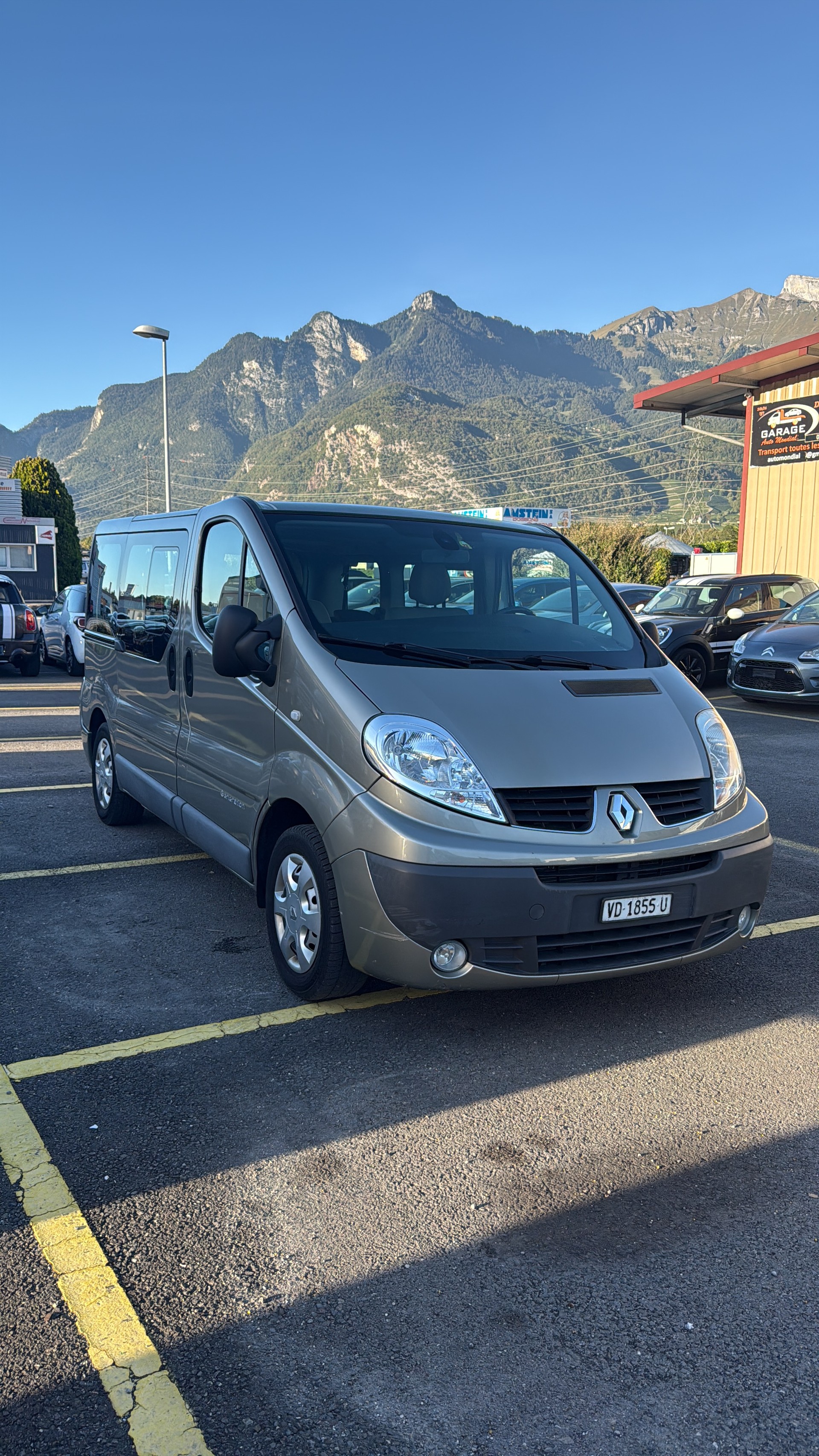 RENAULT TRAFIC-image-1