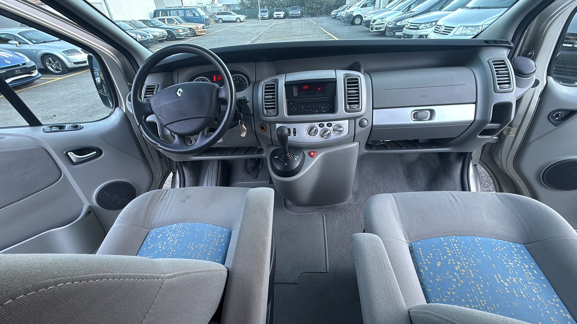 RENAULT TRAFIC-image-7