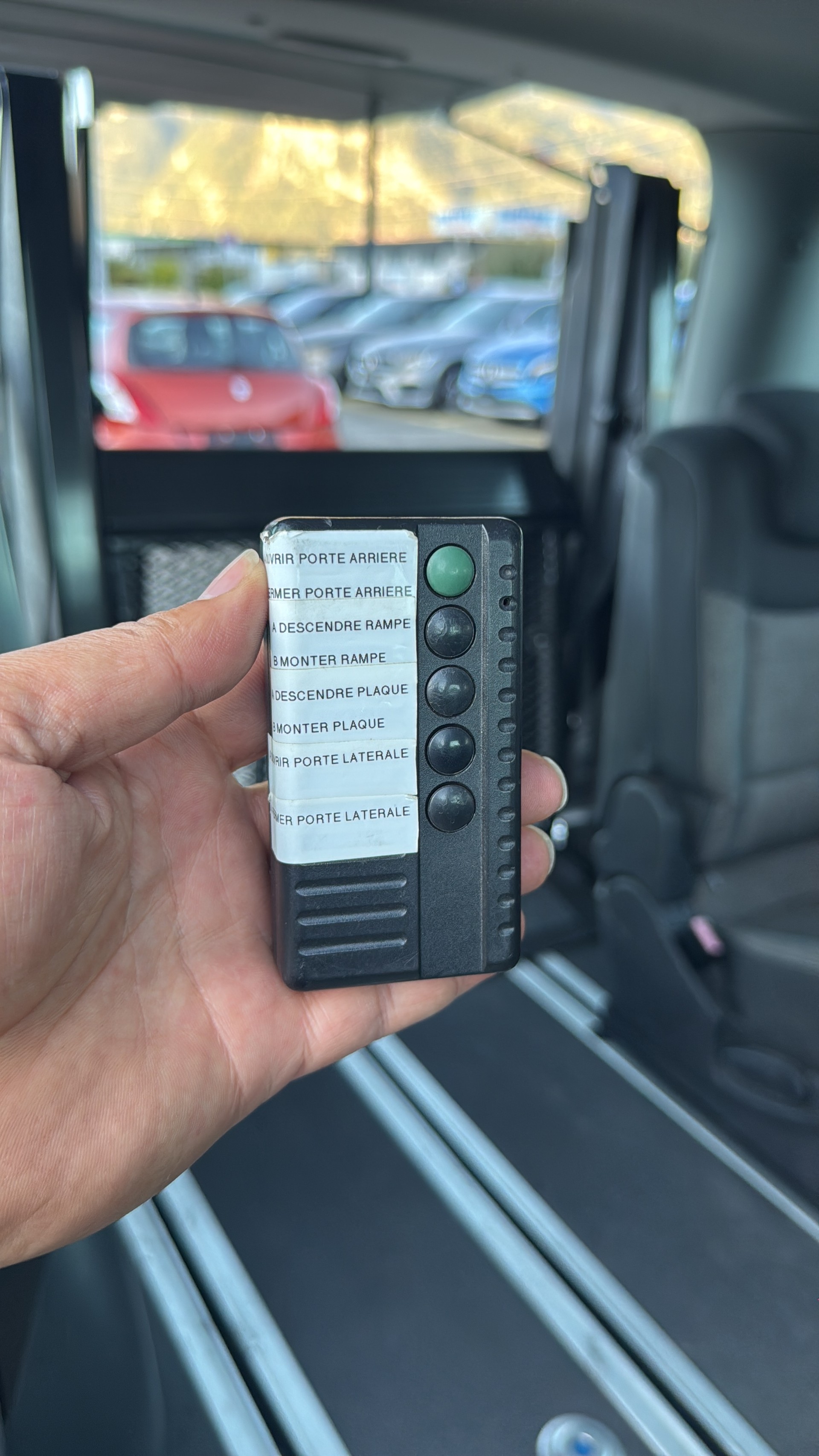 RENAULT TRAFIC-image-10