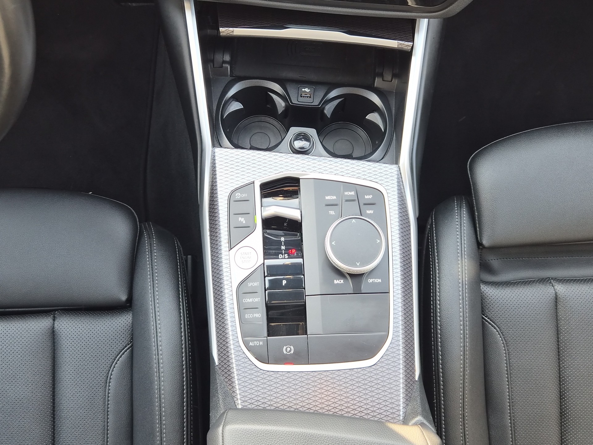 BMW 320d xDrive 48V Touring Steptronic M Sport-image-16