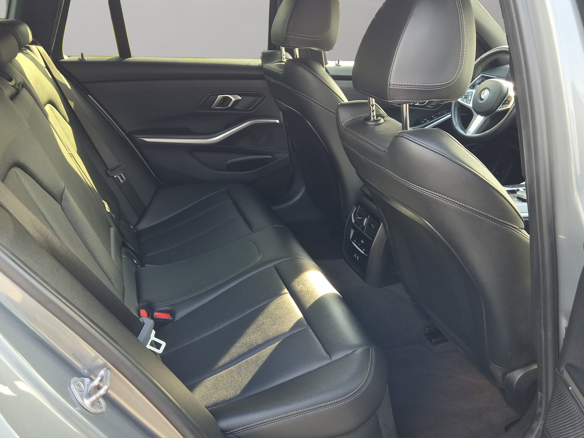 BMW 320d xDrive 48V Touring Steptronic M Sport-image-20