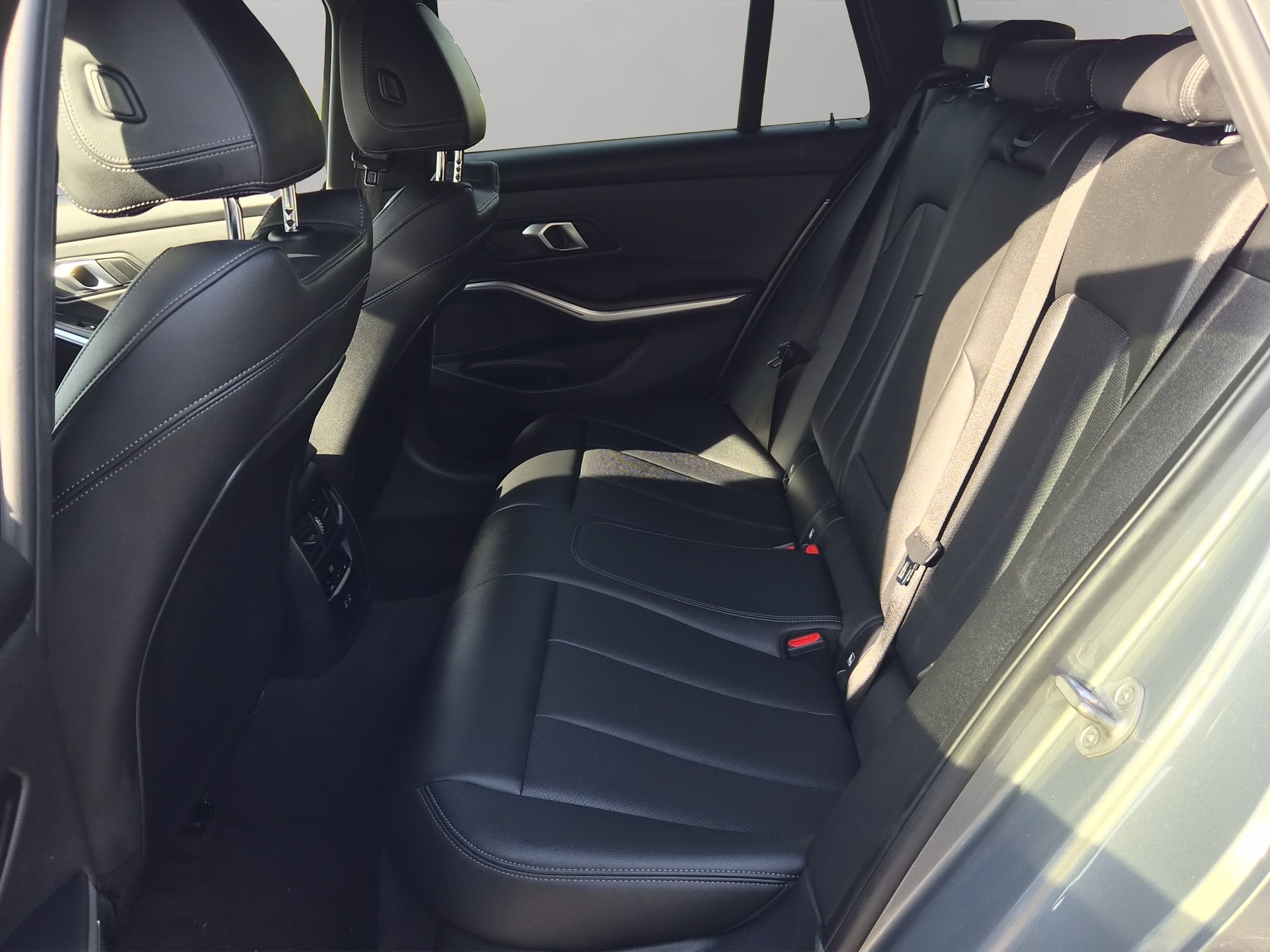 BMW 320d xDrive 48V Touring Steptronic M Sport-image-18