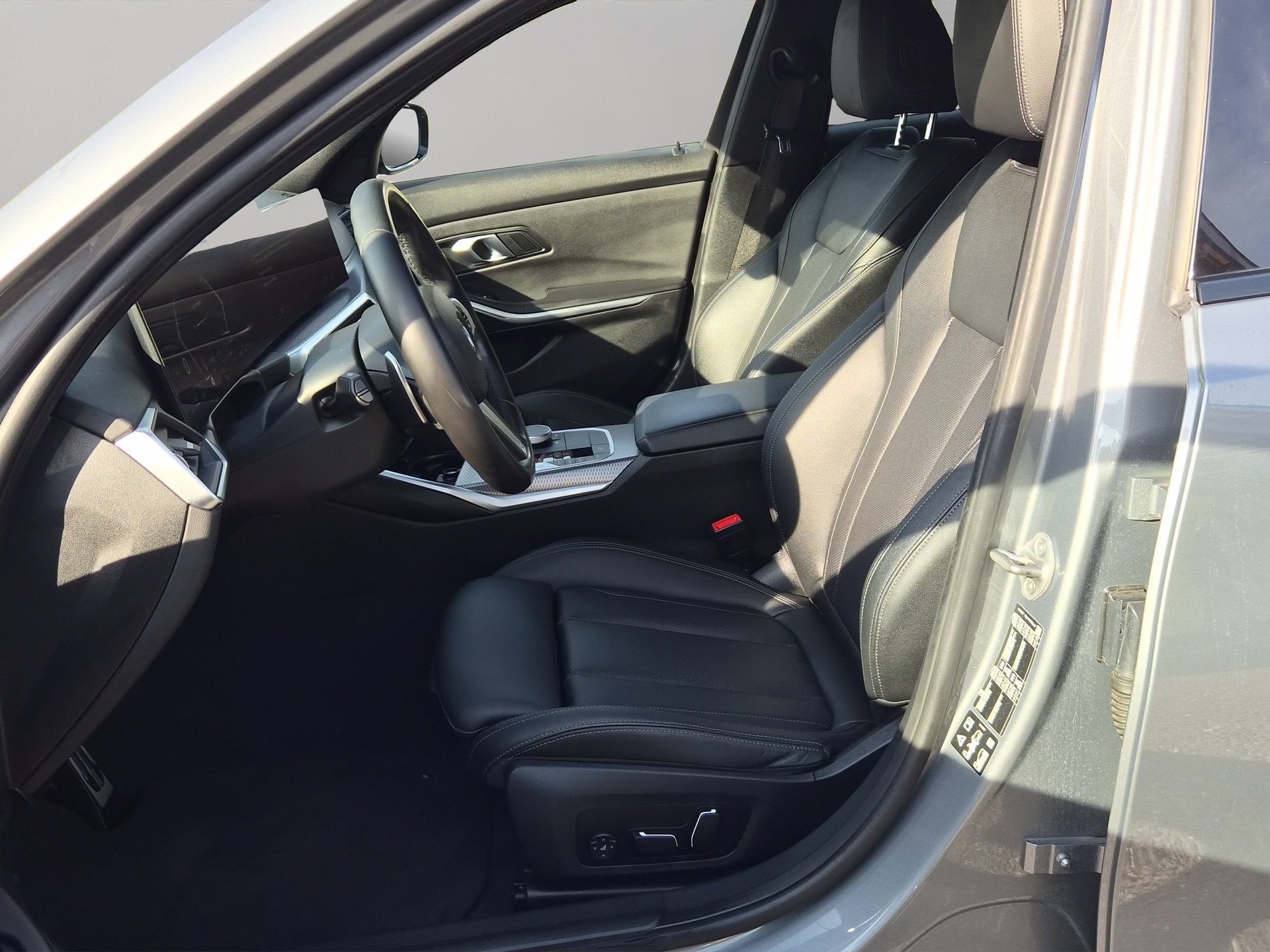BMW 320d xDrive 48V Touring Steptronic M Sport-image-10