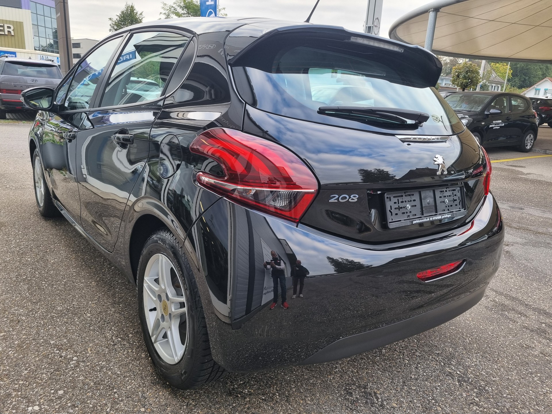 PEUGEOT 208 1.2 e-VTI Style EGS5-image-6