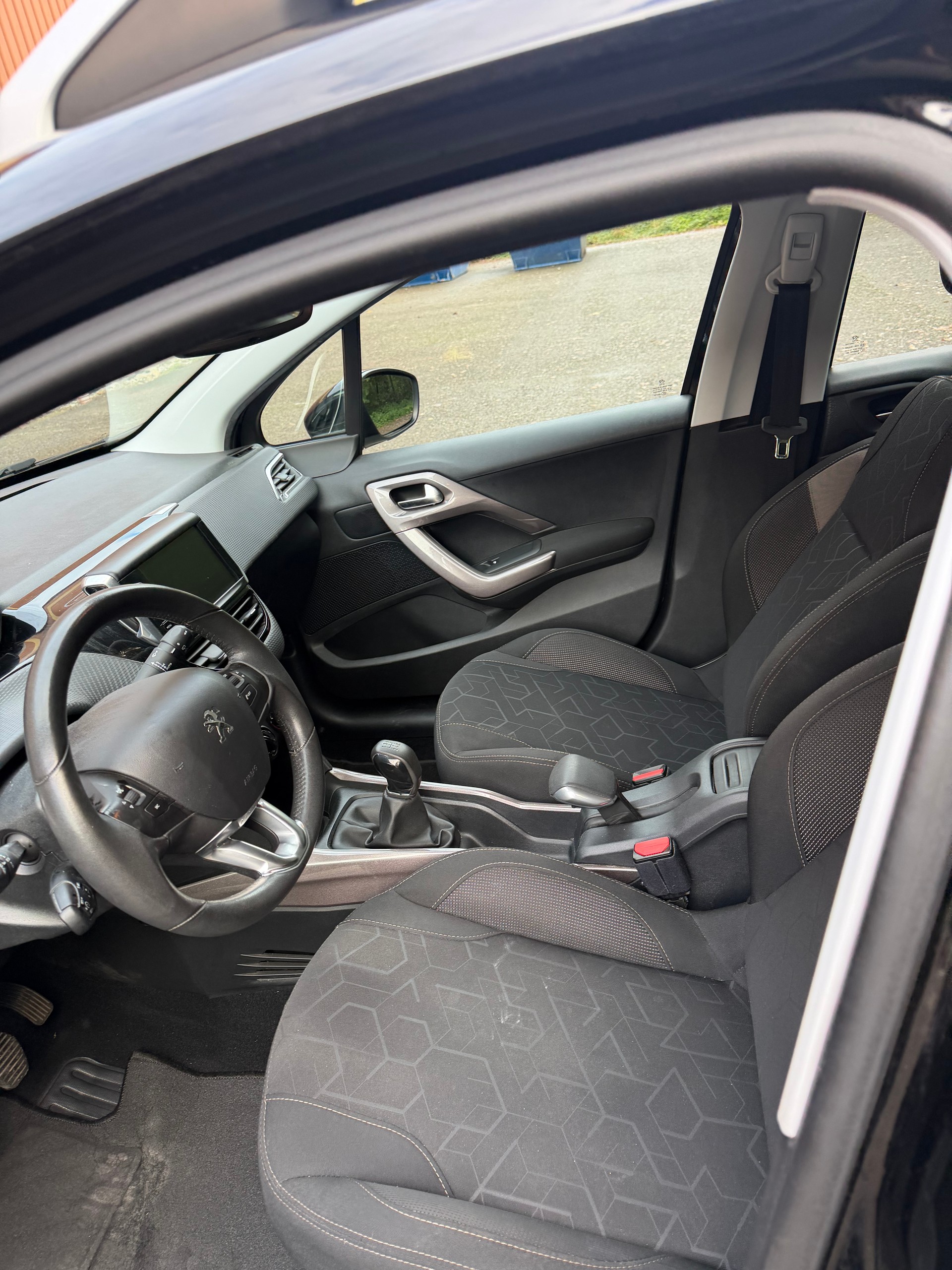 PEUGEOT 2008 1.2 VTI Style-image-9