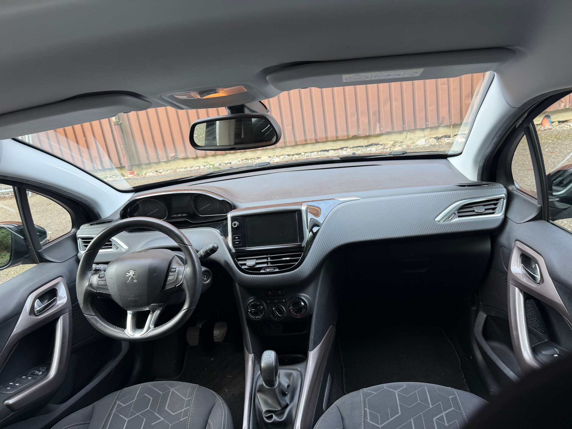 PEUGEOT 2008 1.2 VTI Style-image-8
