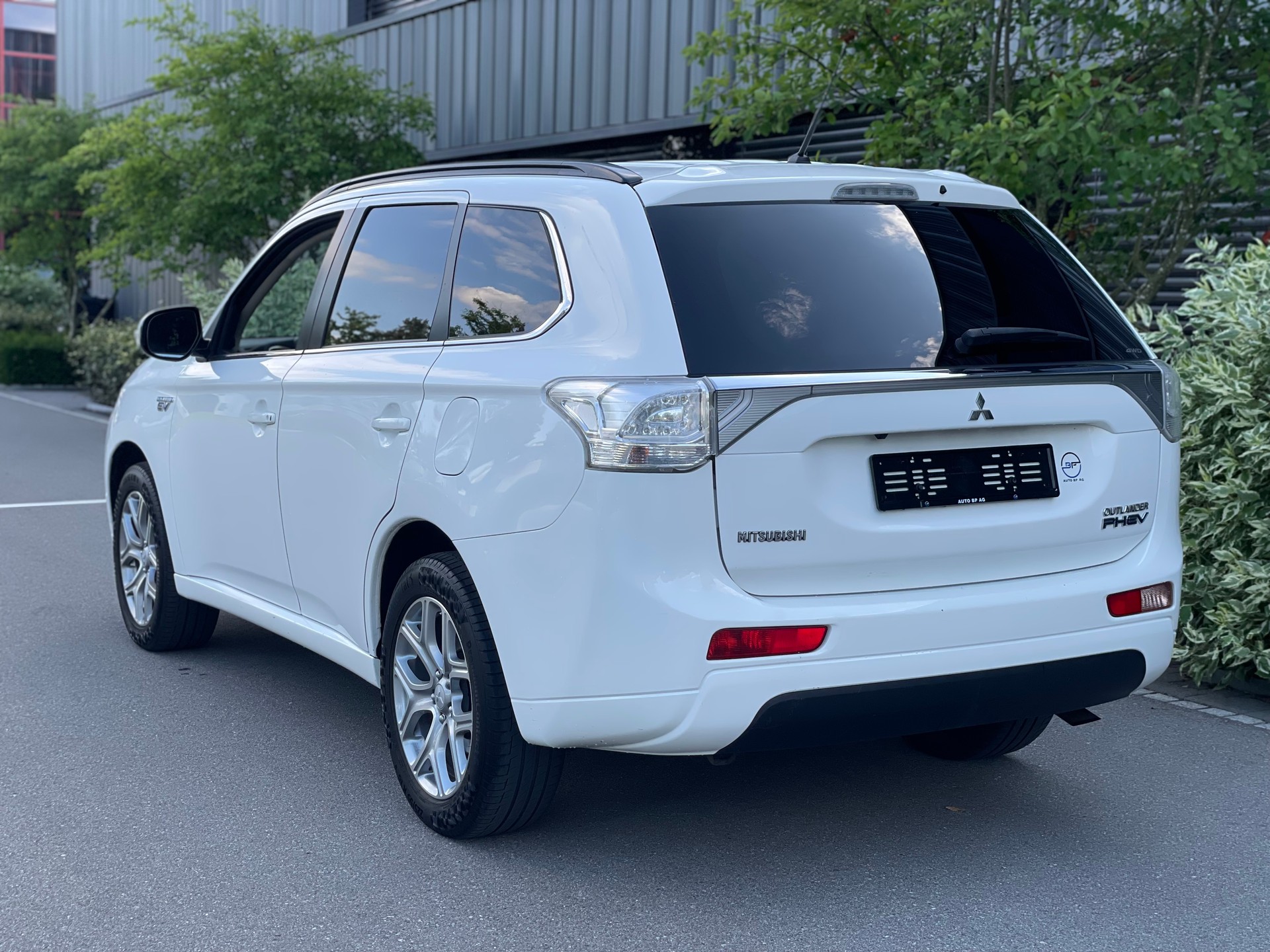 MITSUBISHI Outlander 2.0 PHEV Navigator eAssist-image-5
