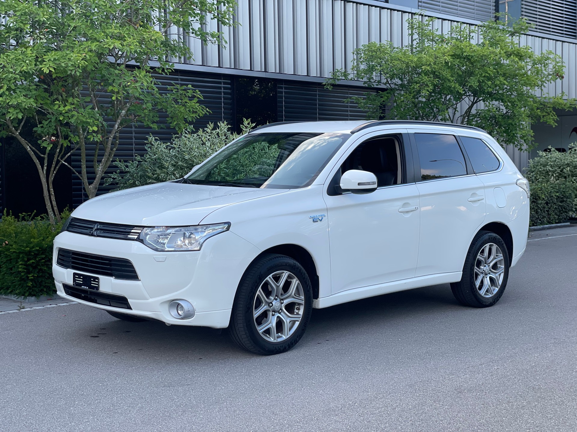 MITSUBISHI Outlander 2.0 PHEV Navigator eAssist-image-0
