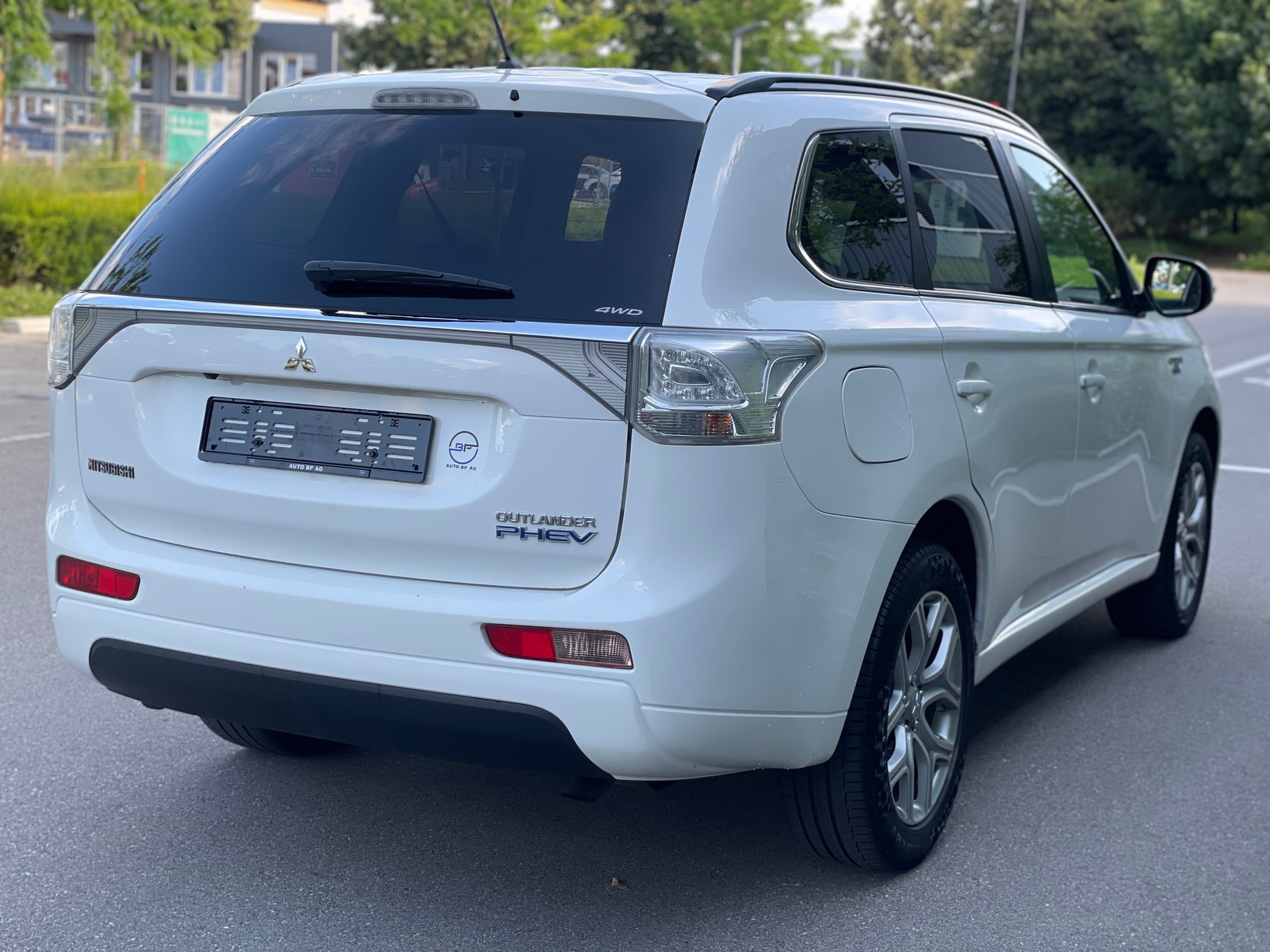 MITSUBISHI Outlander 2.0 PHEV Navigator eAssist-image-3