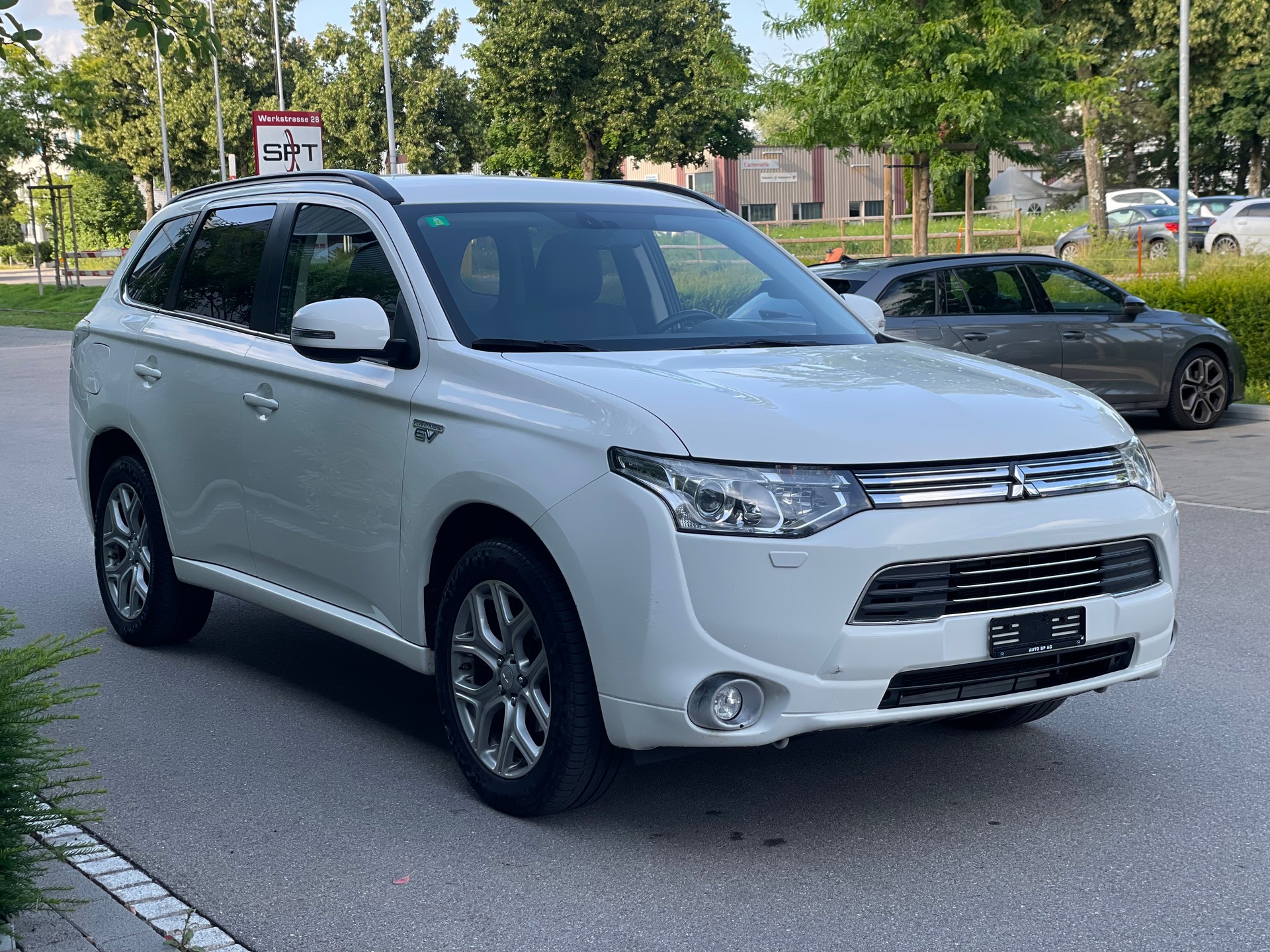MITSUBISHI Outlander 2.0 PHEV Navigator eAssist-image-2