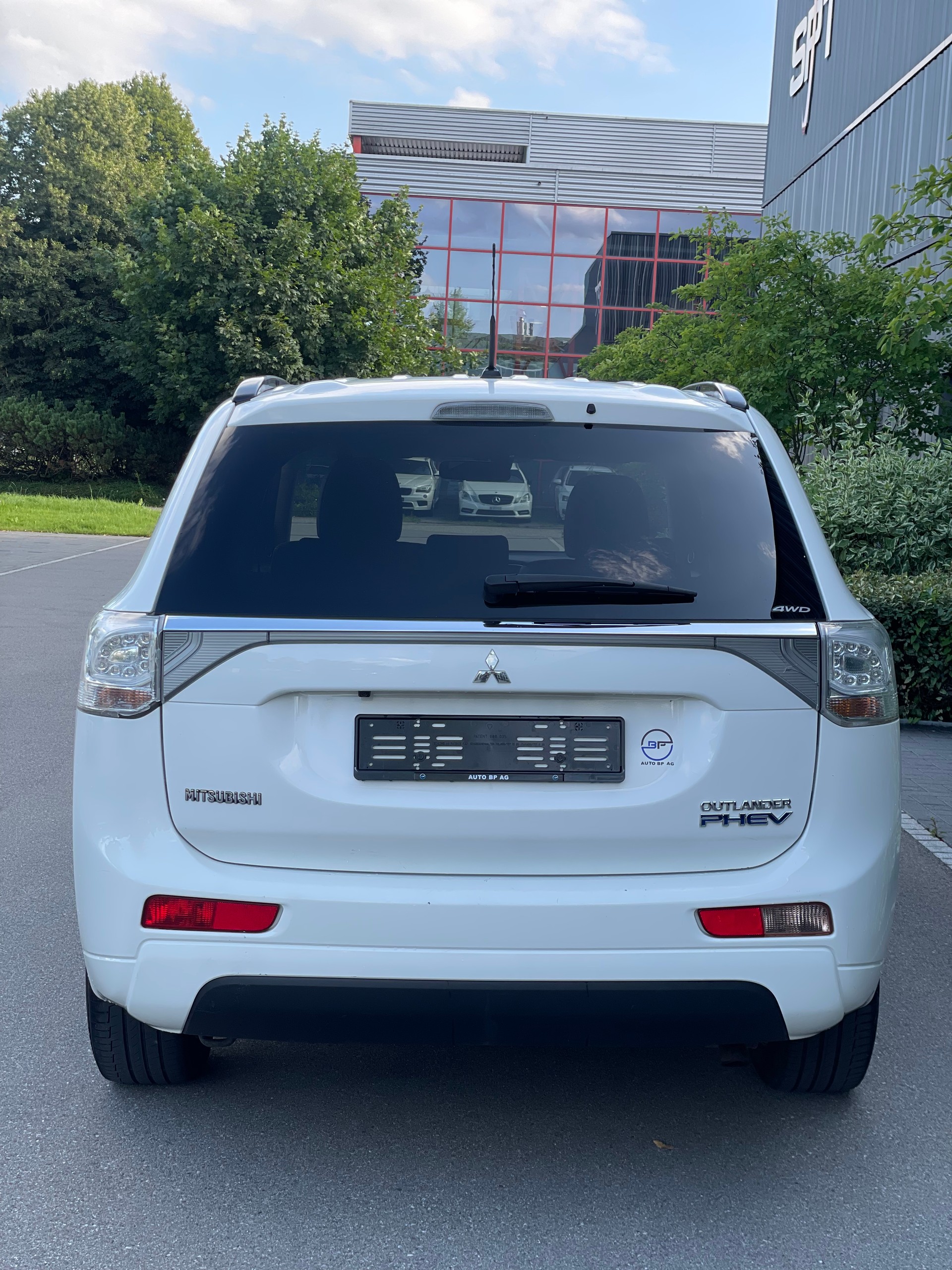 MITSUBISHI Outlander 2.0 PHEV Navigator eAssist-image-4