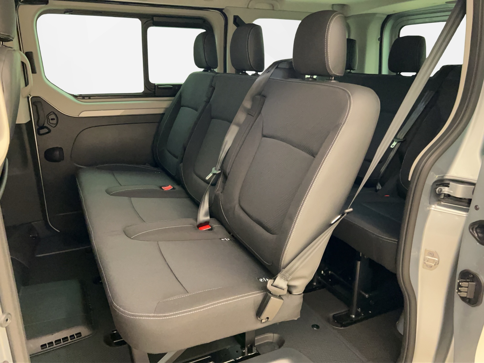 RENAULT Trafic Passenger 2.0 dCi Blue-image-5
