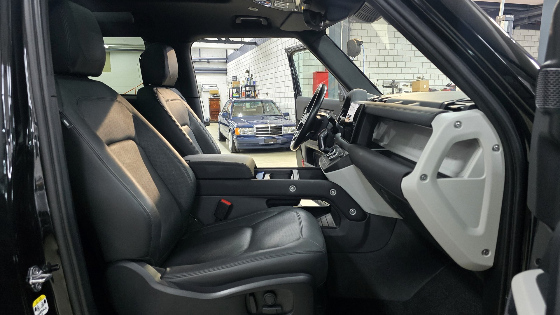 LAND ROVER Defender 90 P300 Si4 SE AT8-image-25