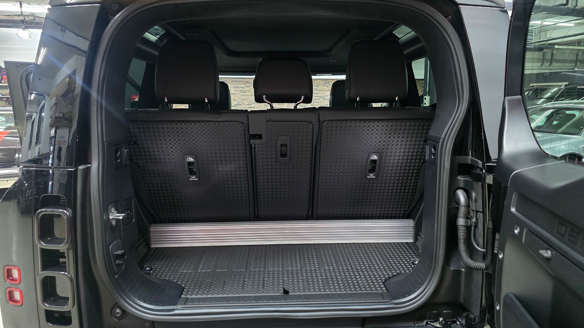 LAND ROVER Defender 90 P300 Si4 SE AT8-image-23