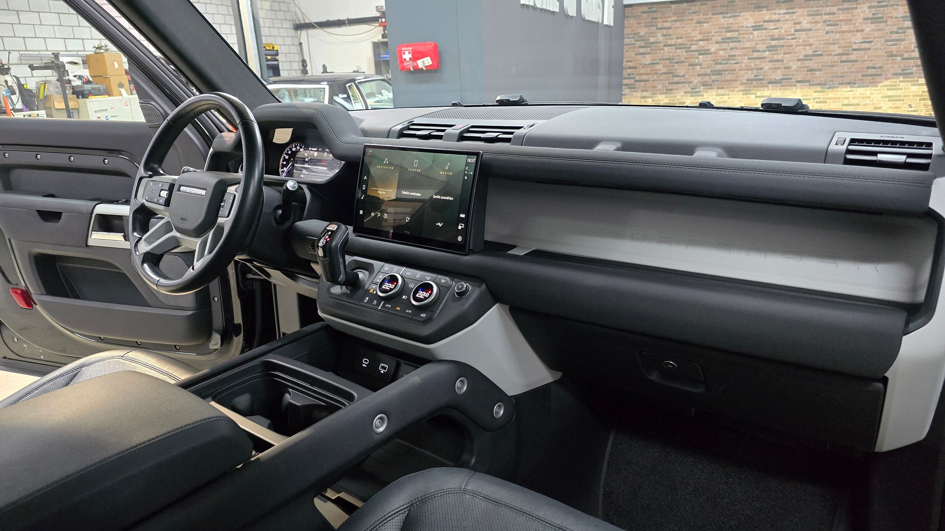 LAND ROVER Defender 90 P300 Si4 SE AT8-image-24