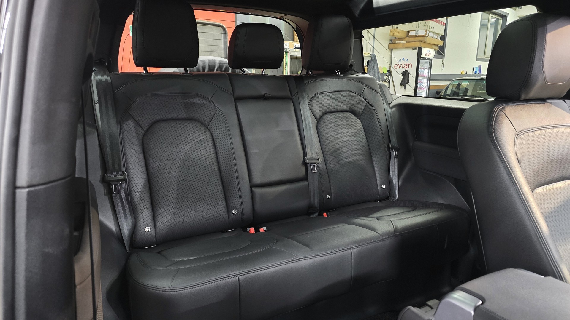LAND ROVER Defender 90 P300 Si4 SE AT8-image-26