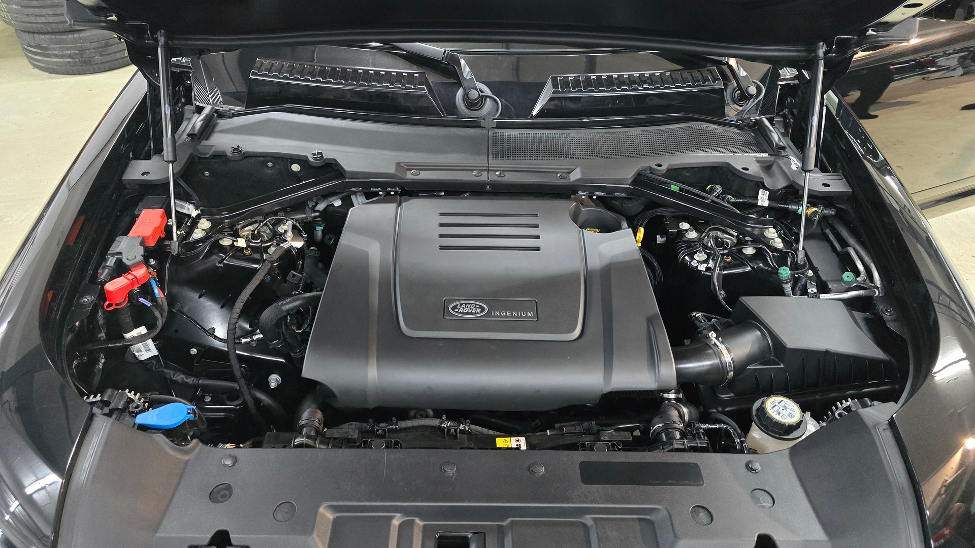 LAND ROVER Defender 90 P300 Si4 SE AT8-image-31