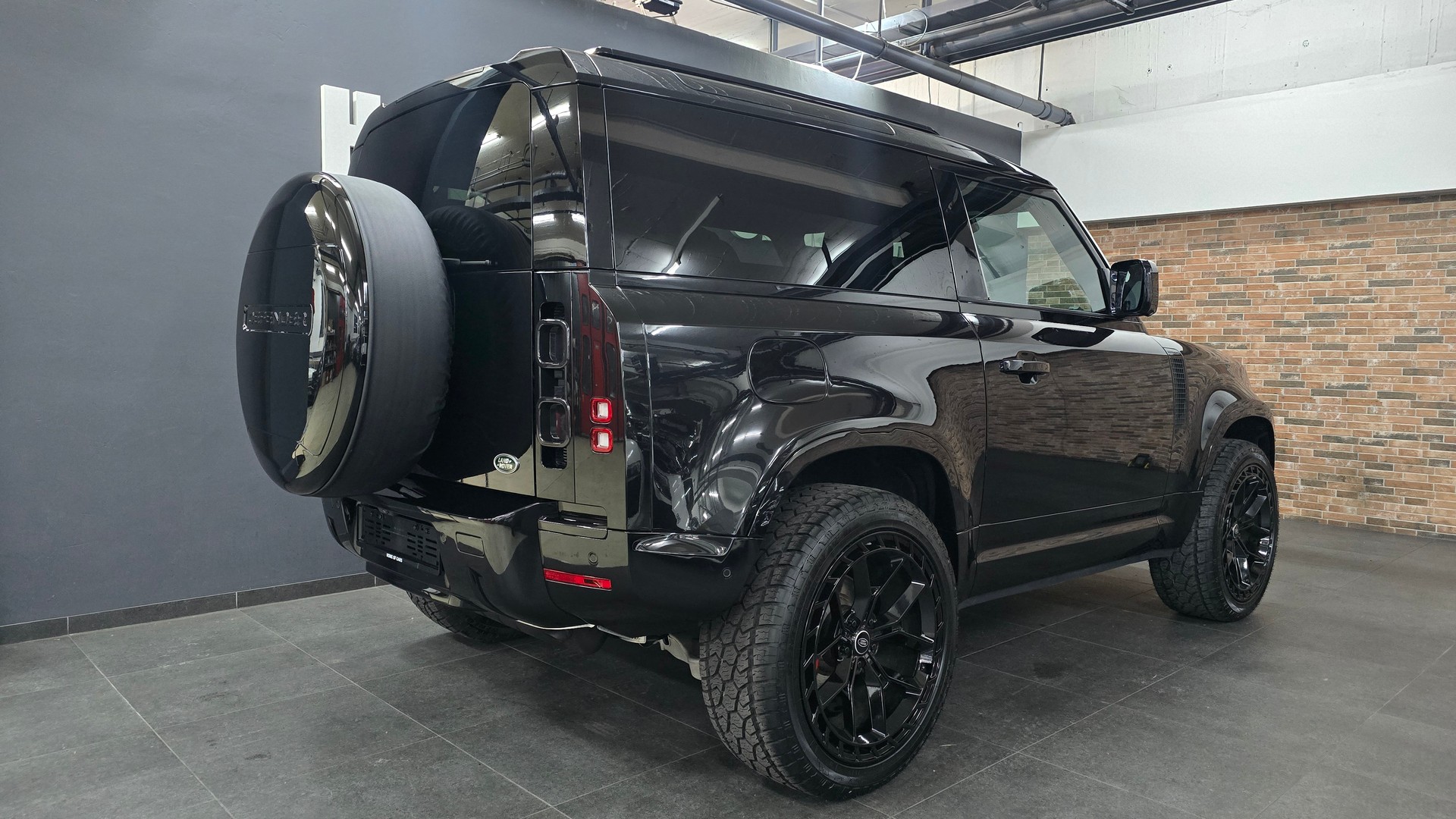 LAND ROVER Defender 90 P300 Si4 SE AT8-image-12