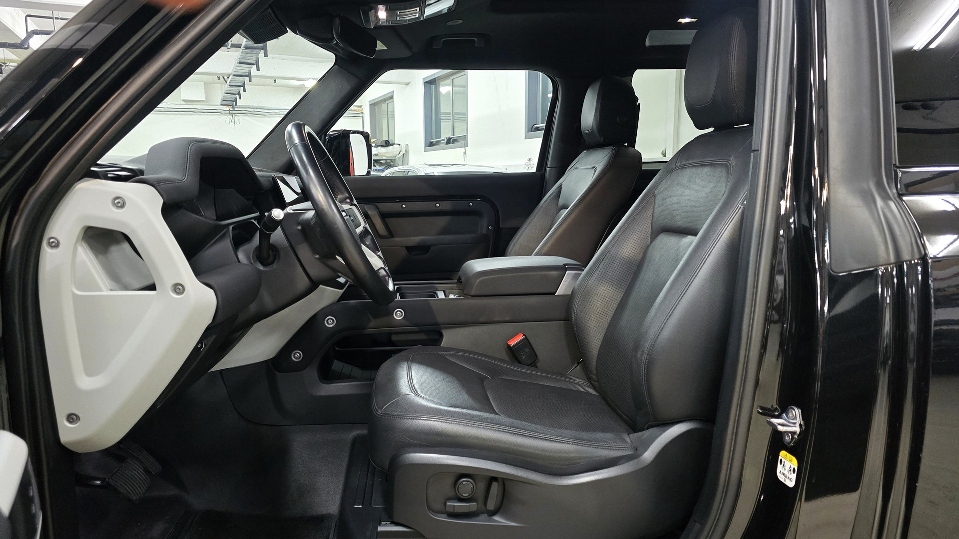 LAND ROVER Defender 90 P300 Si4 SE AT8-image-22