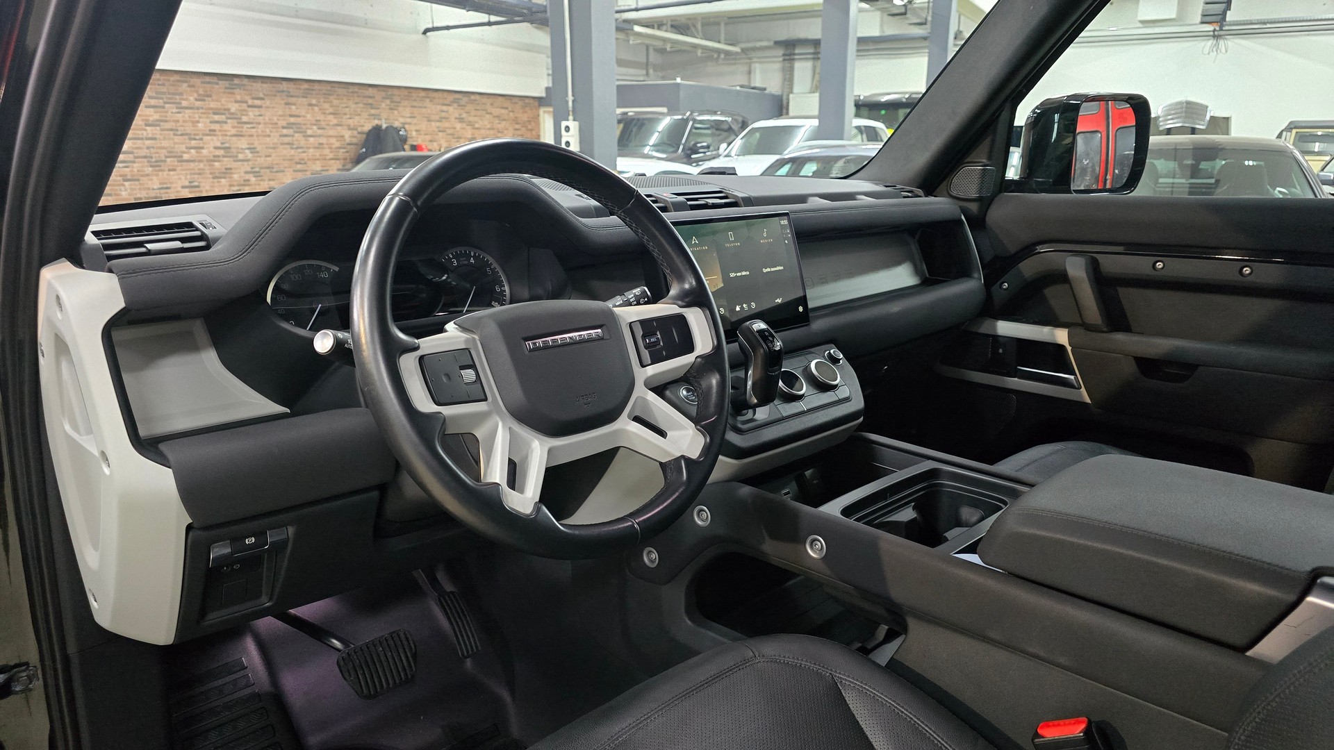LAND ROVER Defender 90 P300 Si4 SE AT8-image-21