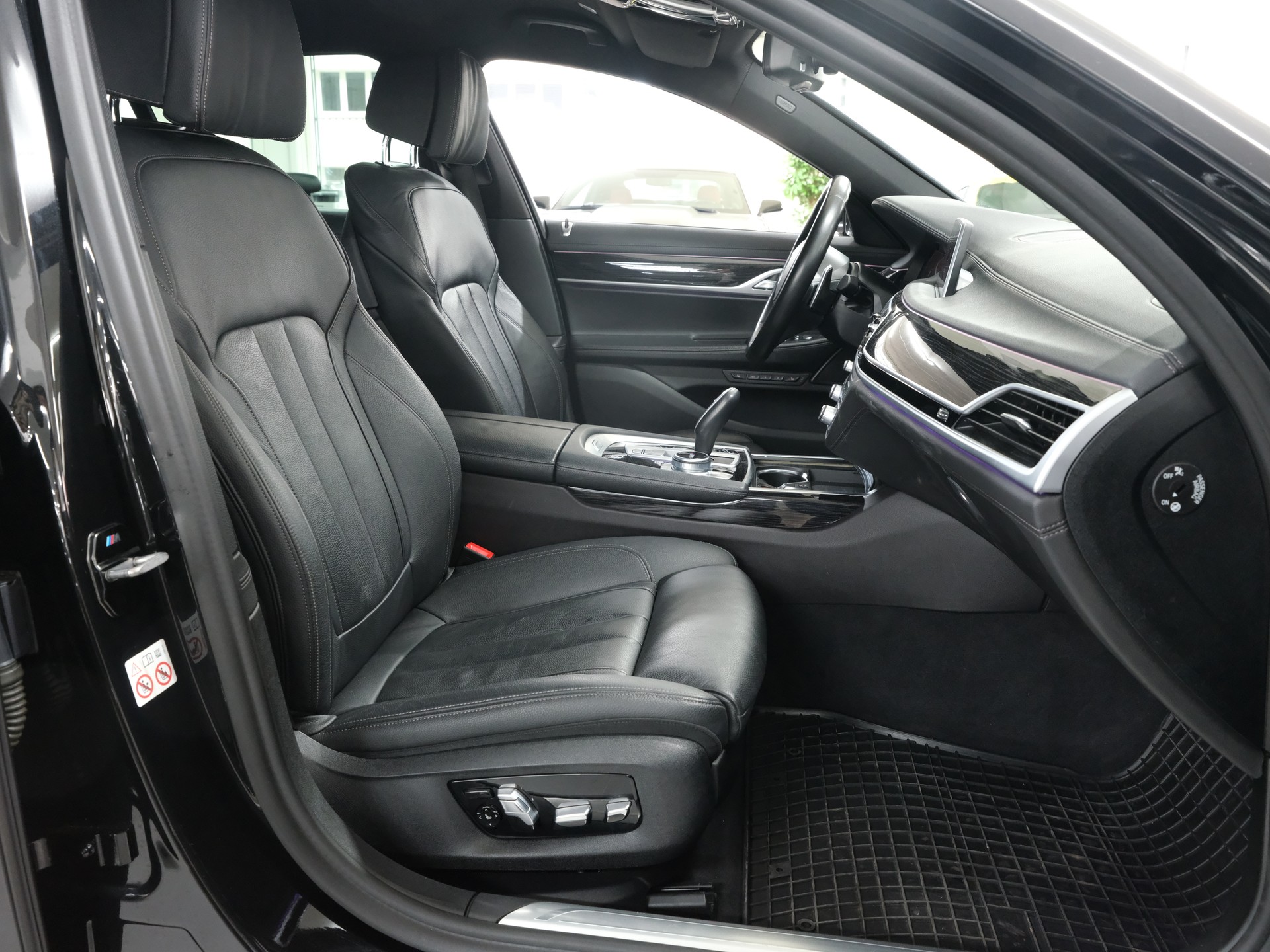 BMW 730d xDrive 48V M Sport Steptronic *Driving Assistant Professional* *Parking Assistant Plus*-image-16