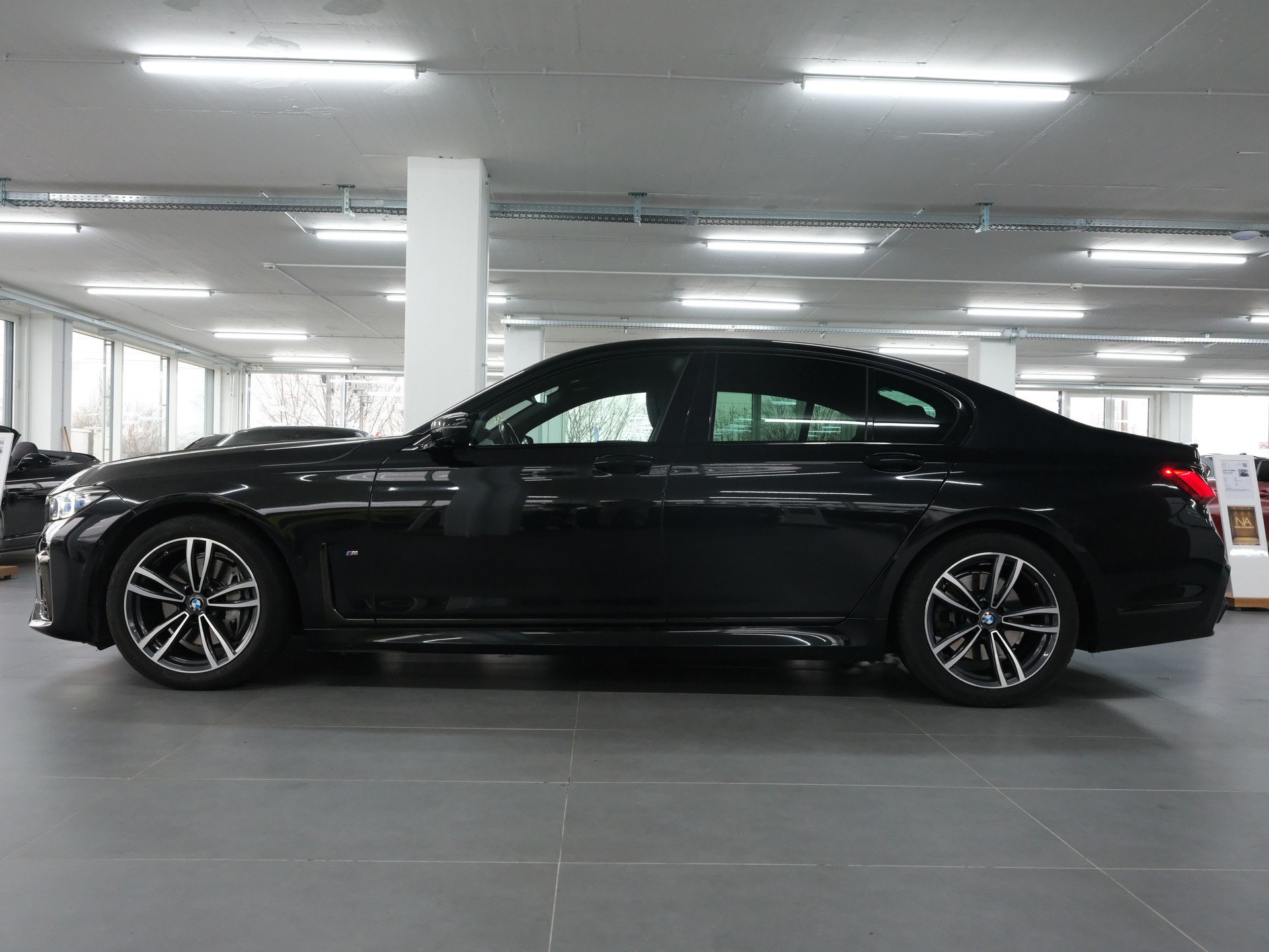 BMW 730d xDrive 48V M Sport Steptronic *Driving Assistant Professional* *Parking Assistant Plus*-image-7