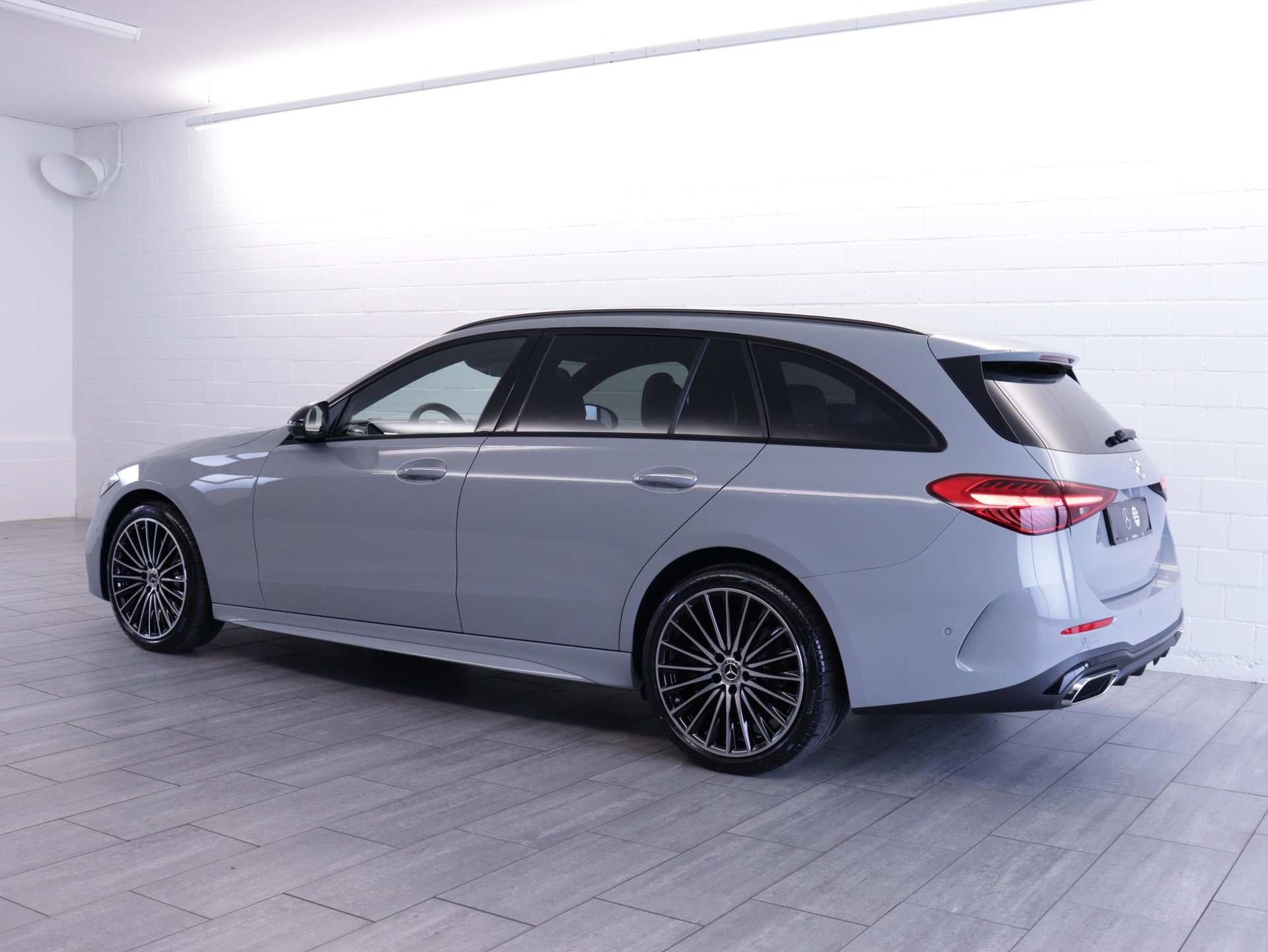 MERCEDES-BENZ C 220 d Swiss Star AMG Line 4matic Kombi-image-2