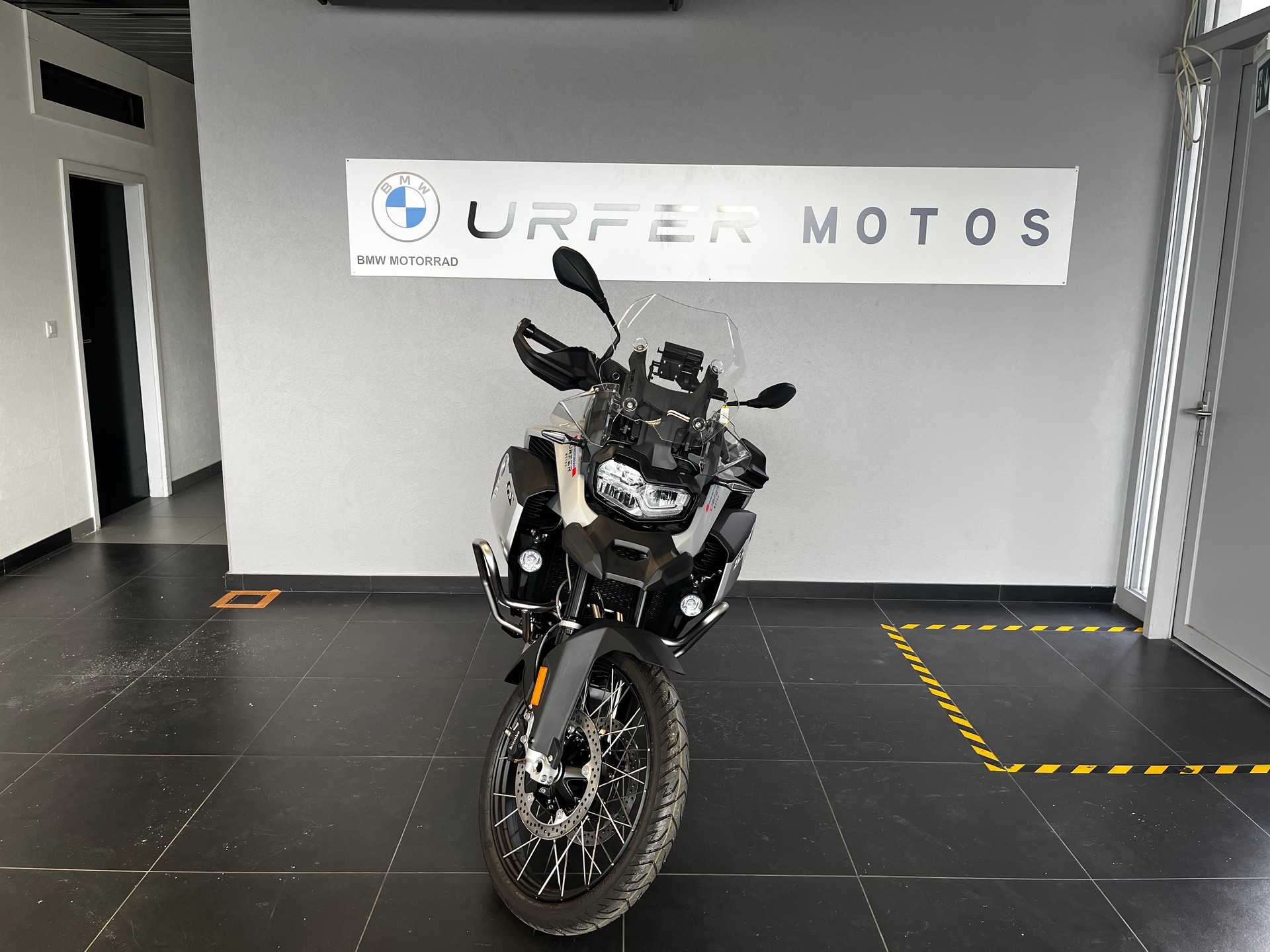 BMW F 900 GS Adventure-showroom-element-2