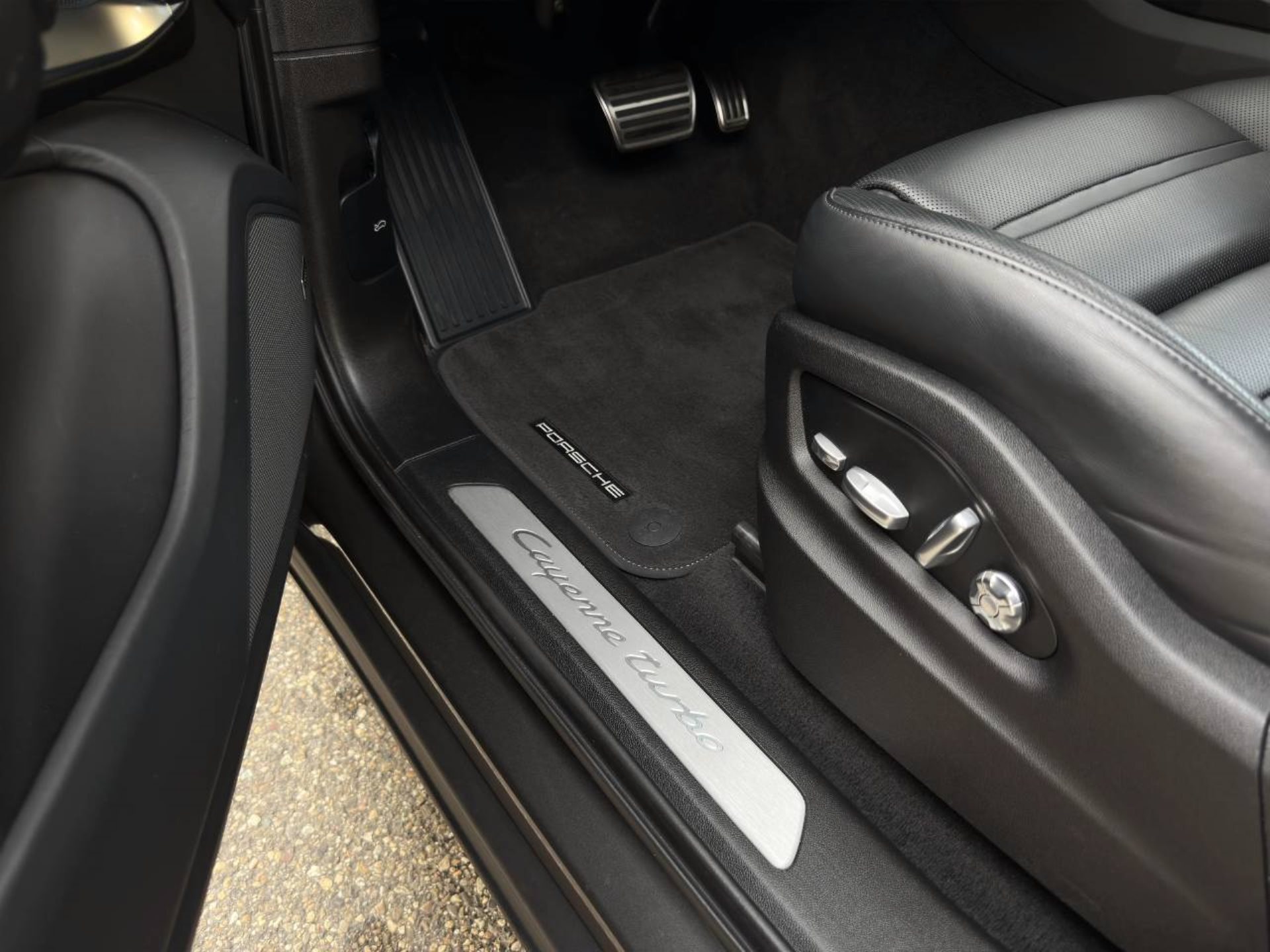 PORSCHE Cayenne Turbo Coupé-image-17