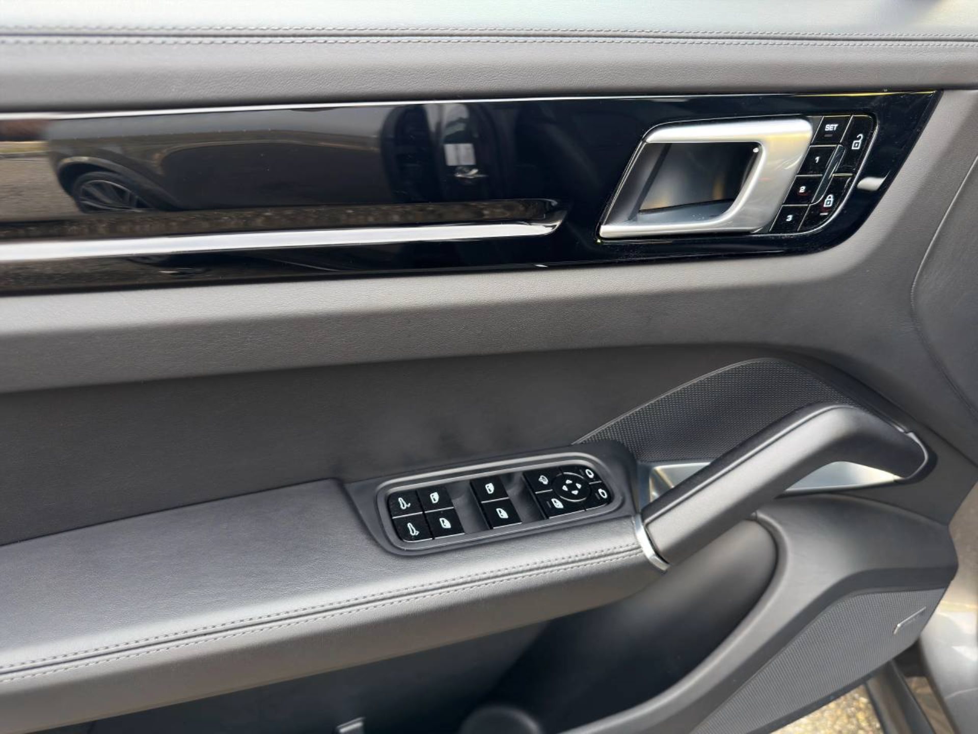 PORSCHE Cayenne Turbo Coupé-image-18