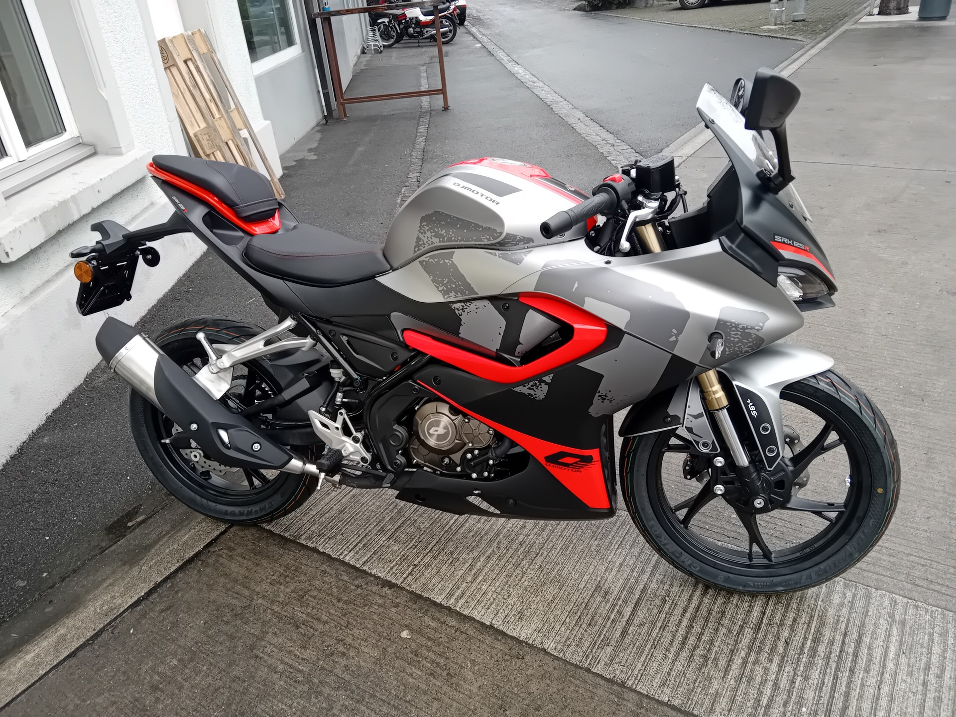 QJ SRK 125 R
