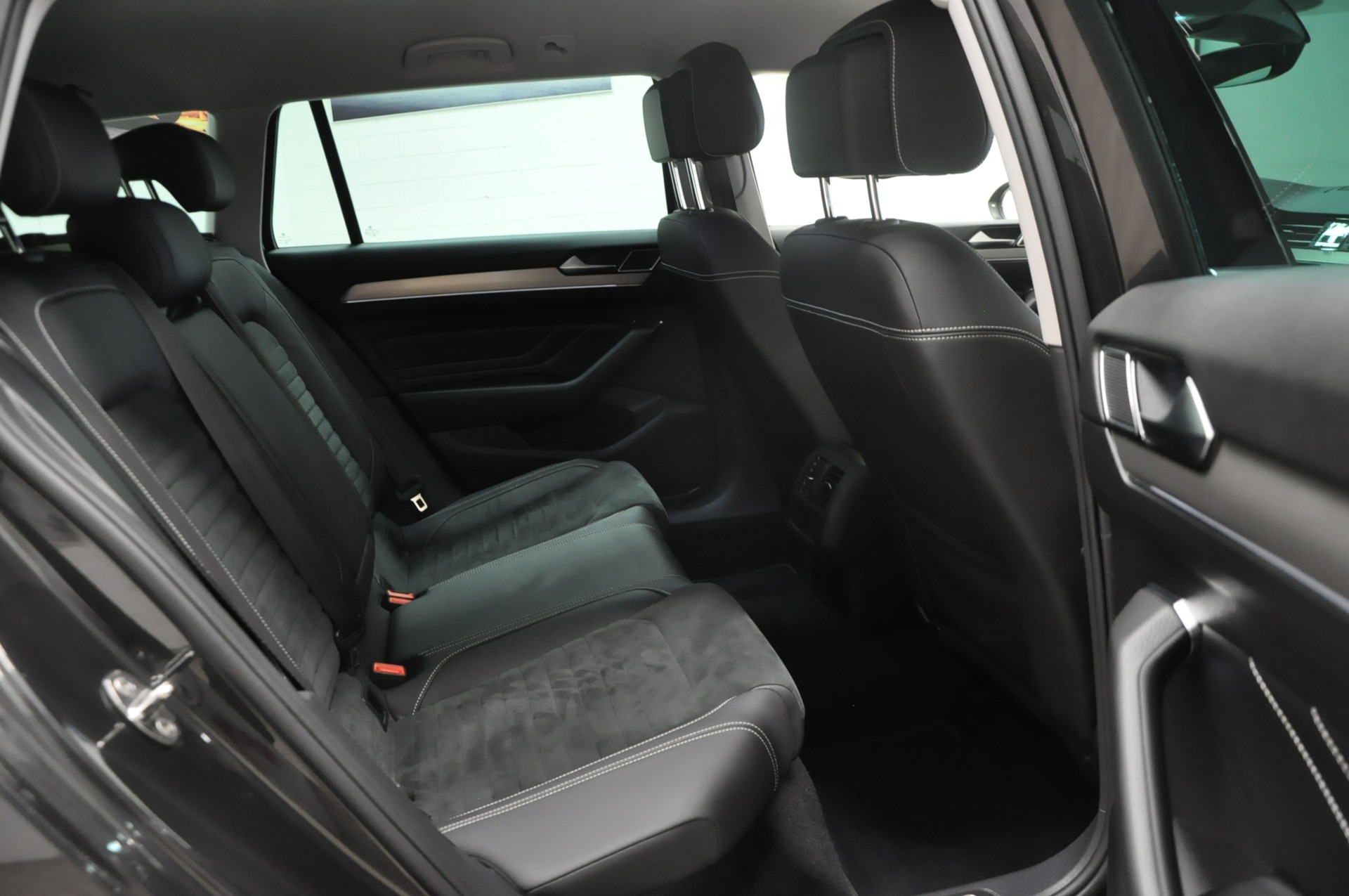 VW Passat 2.0 TDI BMT Business 4Motion DSG-image-15