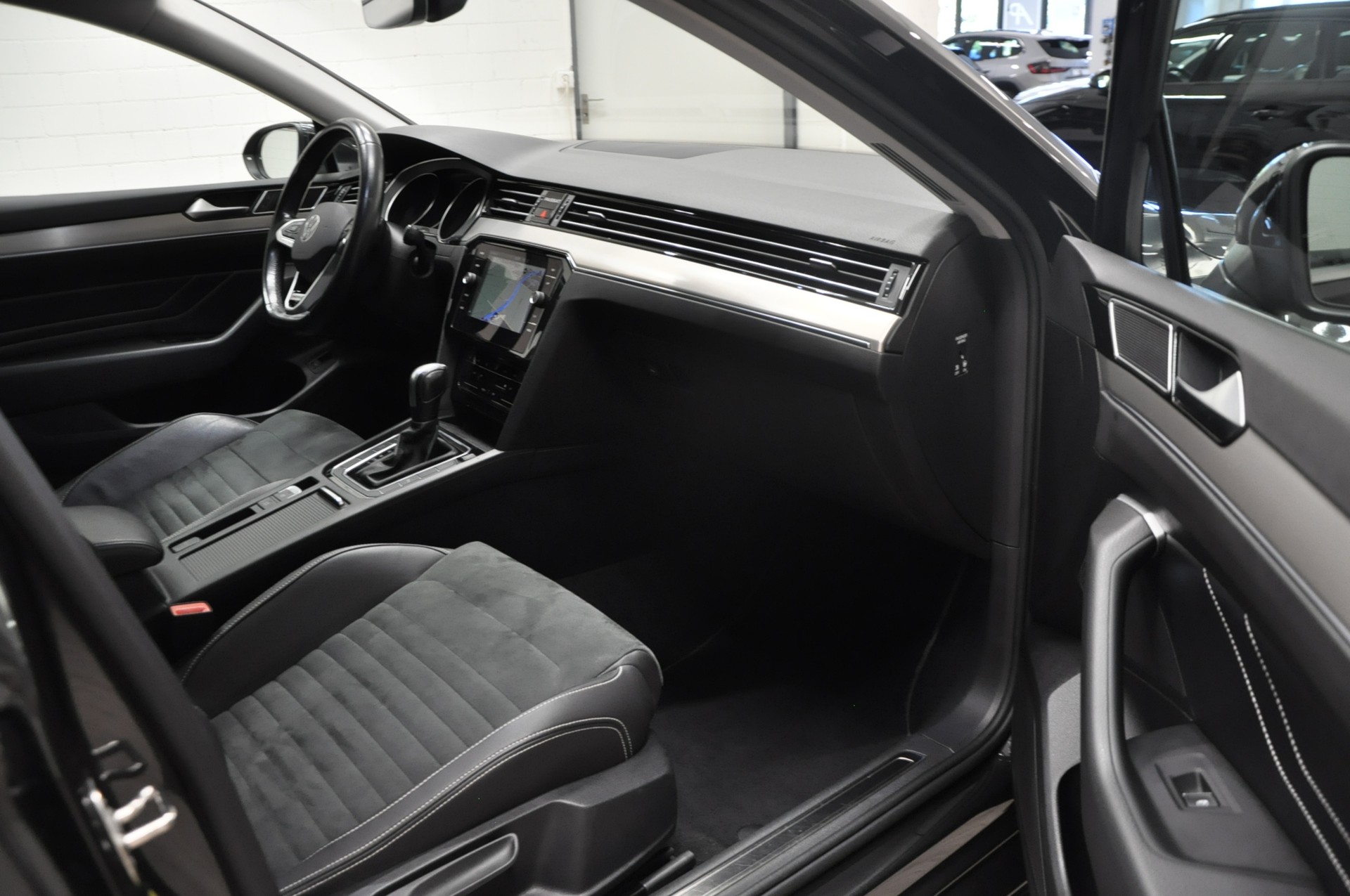 VW Passat 2.0 TDI BMT Business 4Motion DSG-image-13