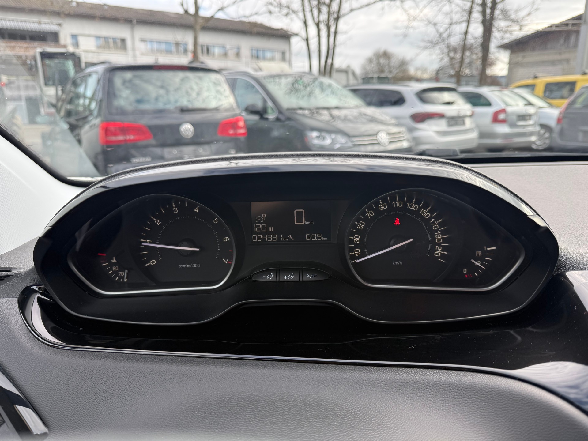 PEUGEOT 208 1.2 PureTech Active-image-12