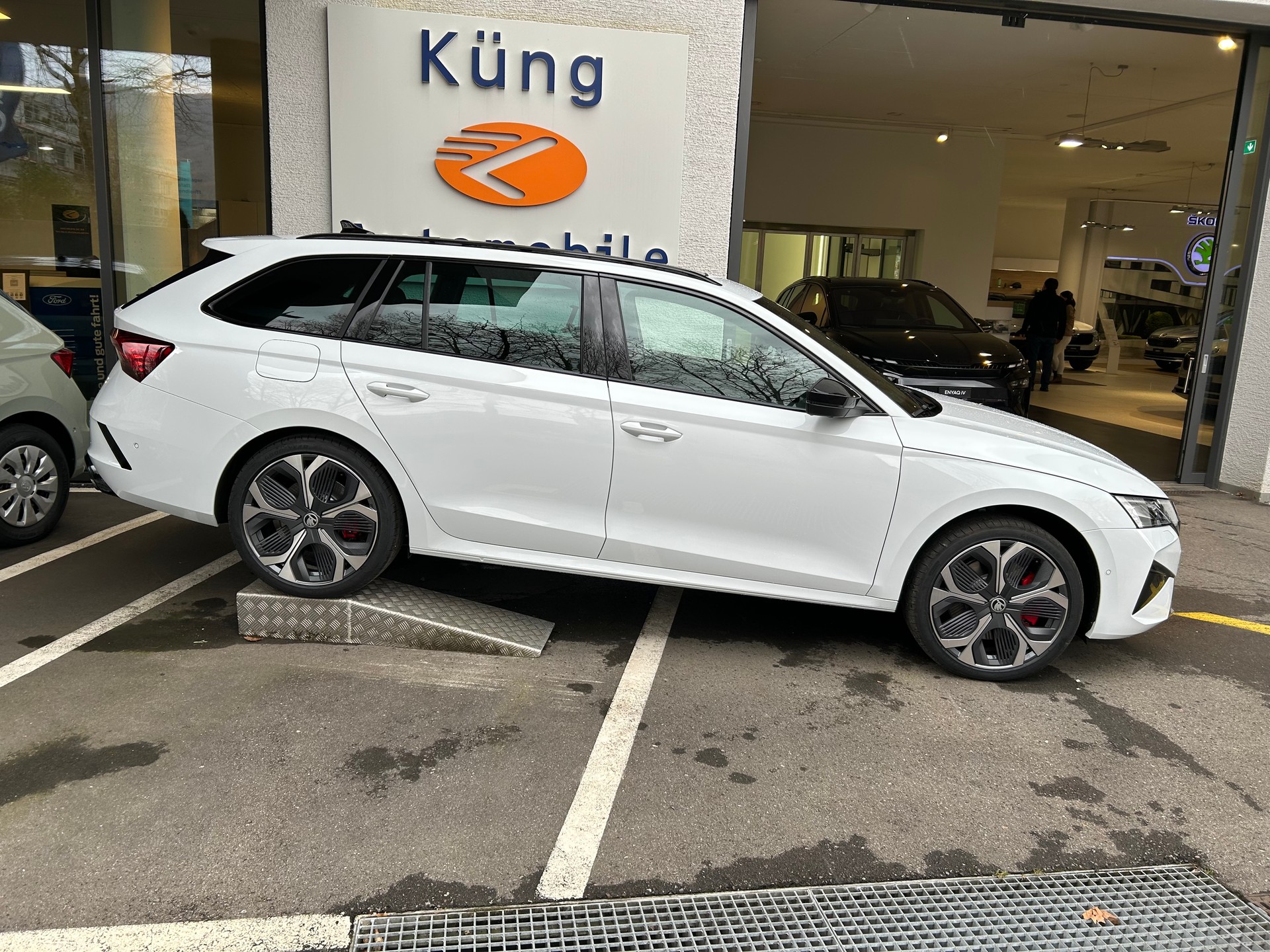 SKODA Octavia Combi 2.0 TSI DSG RS-image-1