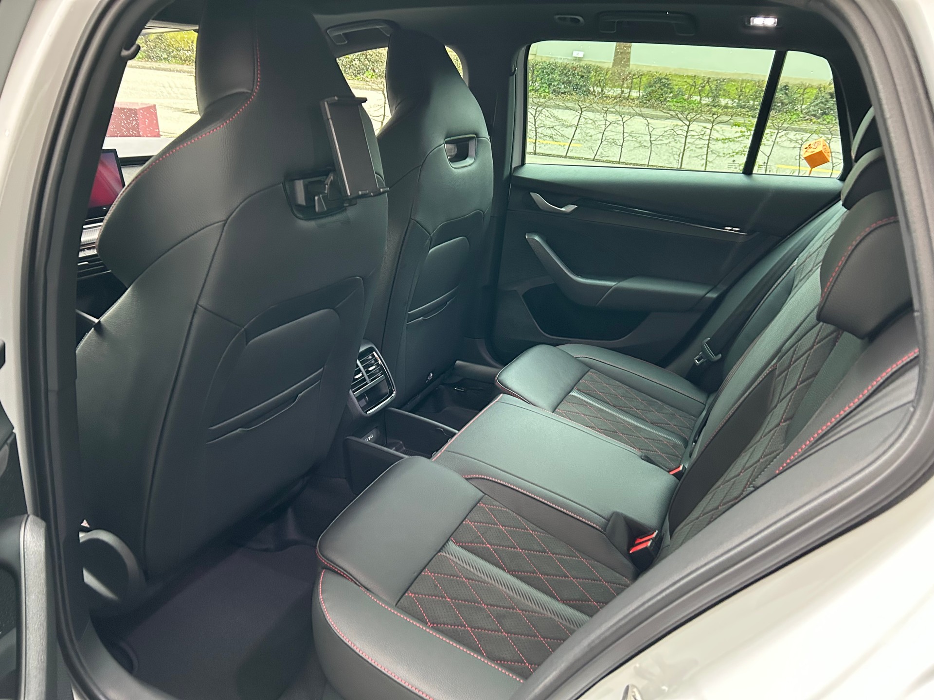 SKODA Octavia Combi 2.0 TSI DSG RS-image-6