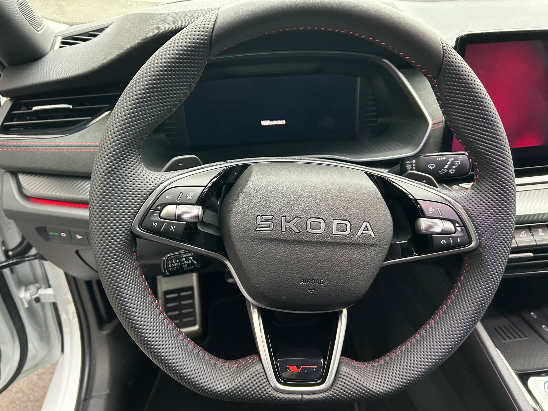 SKODA Octavia Combi 2.0 TSI DSG RS-image-9