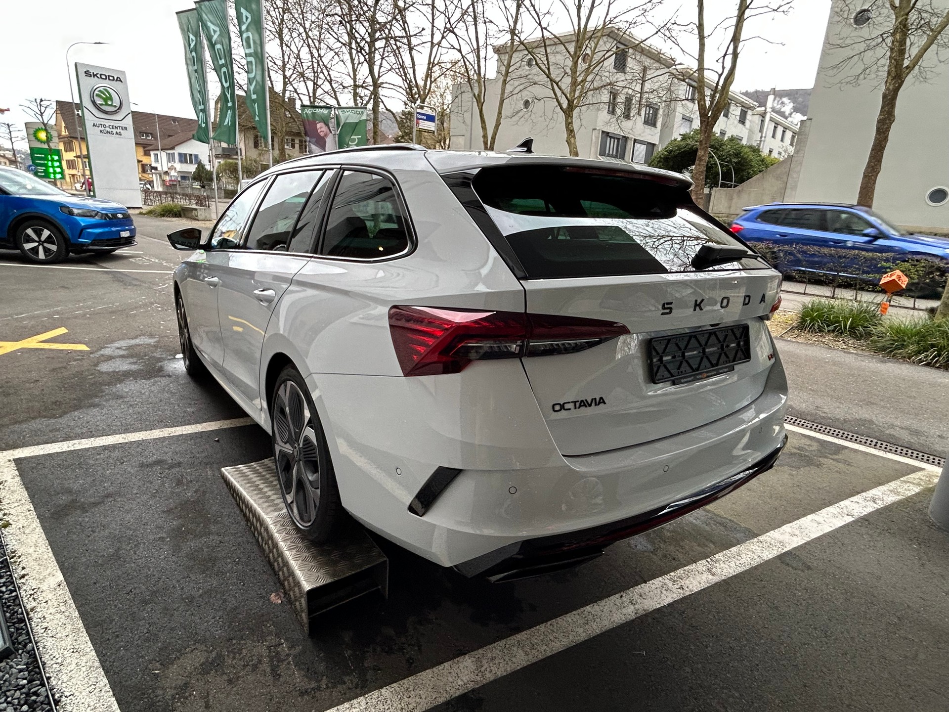SKODA Octavia Combi 2.0 TSI DSG RS-image-5