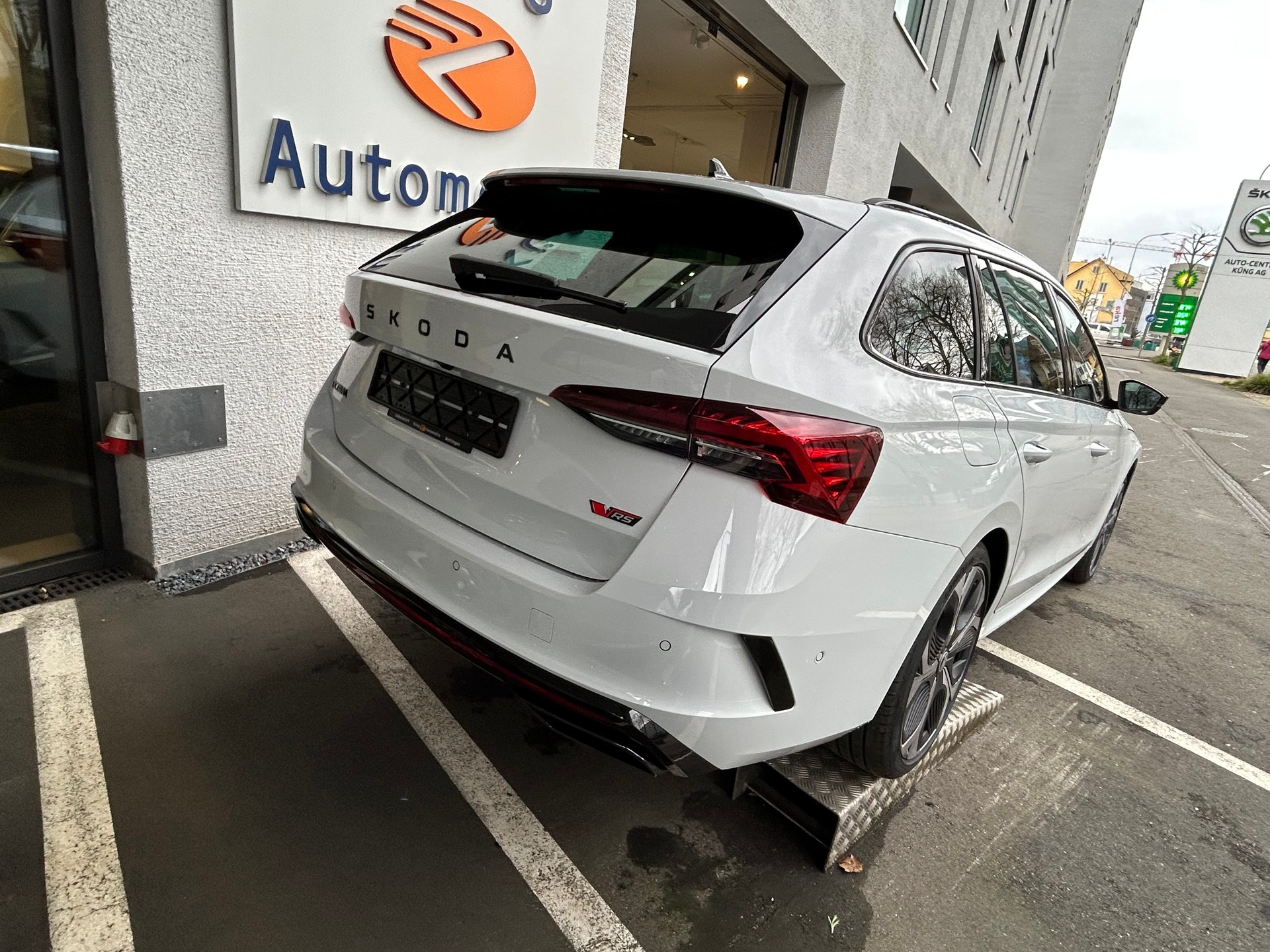 SKODA Octavia Combi 2.0 TSI DSG RS-image-2