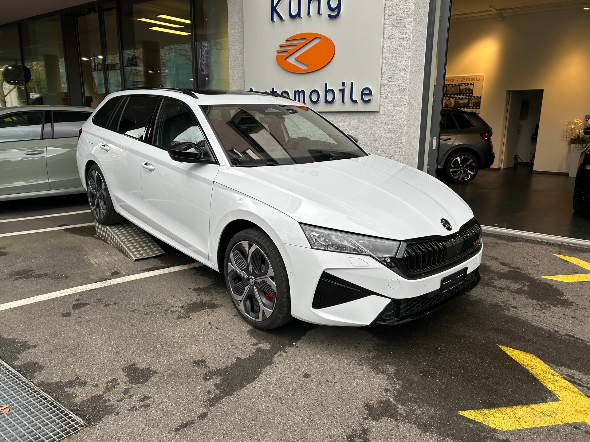 SKODA Octavia Combi 2.0 TSI DSG RS-image-0