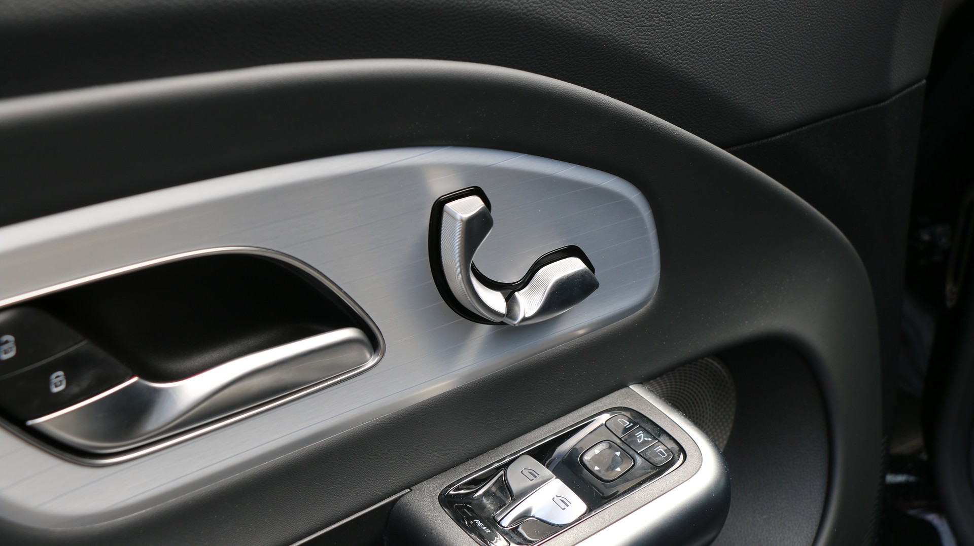 MERCEDES-BENZ CLA 350 4matic Shooting Brake with EQ-Technology-image-14