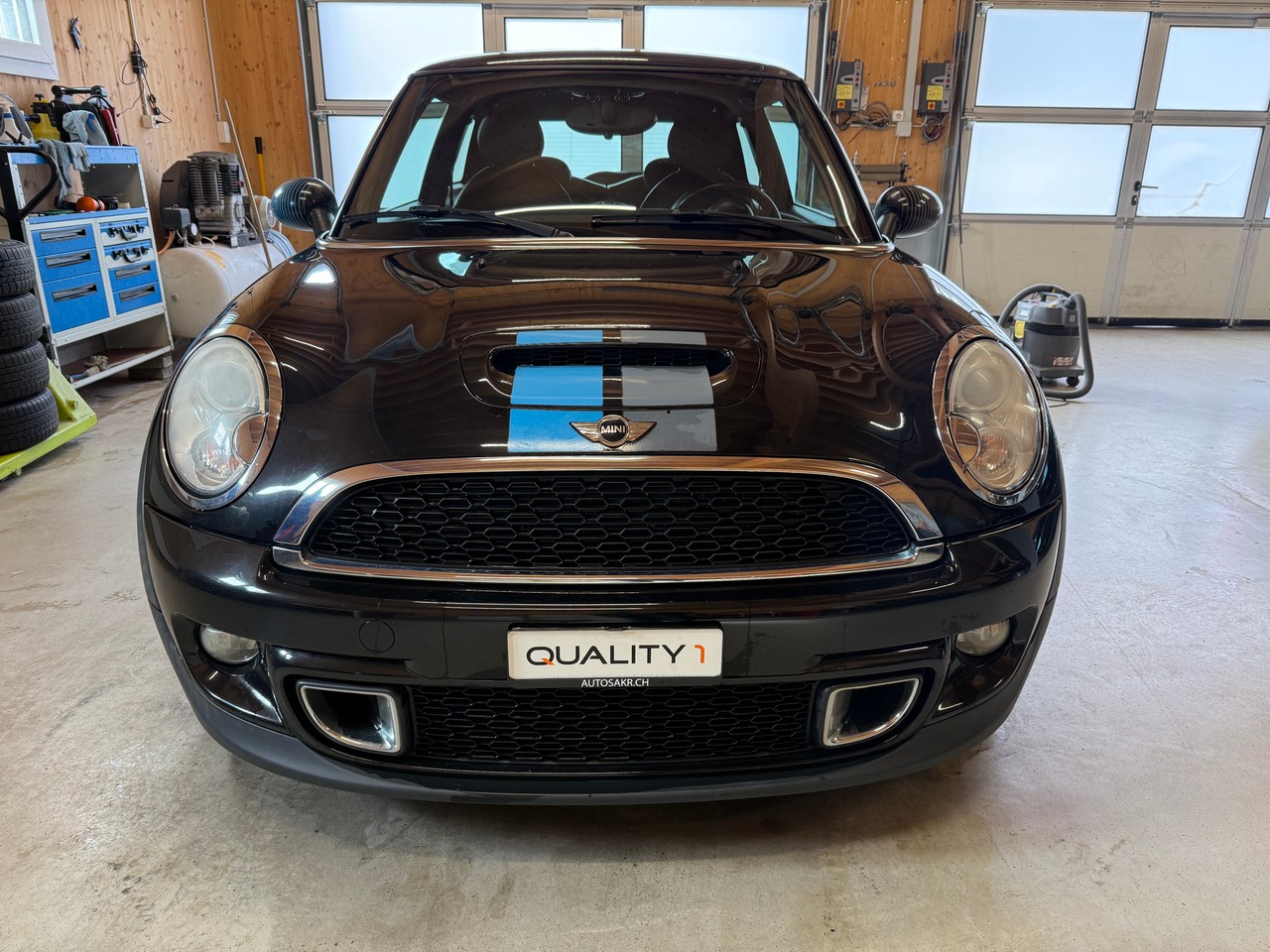 MINI Cooper S-showroom-element-1