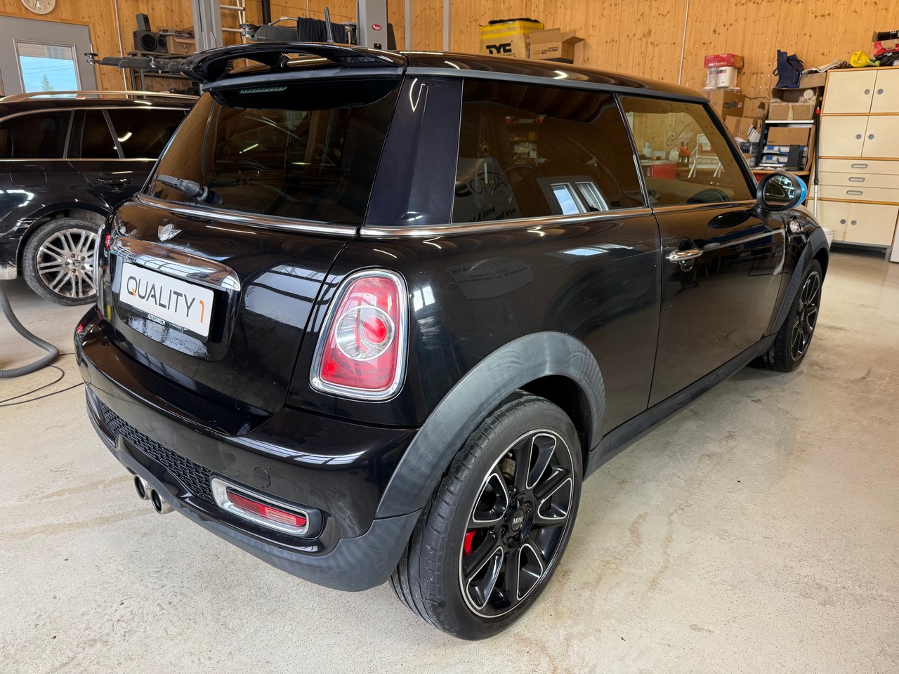 MINI Cooper S-showroom-element-3