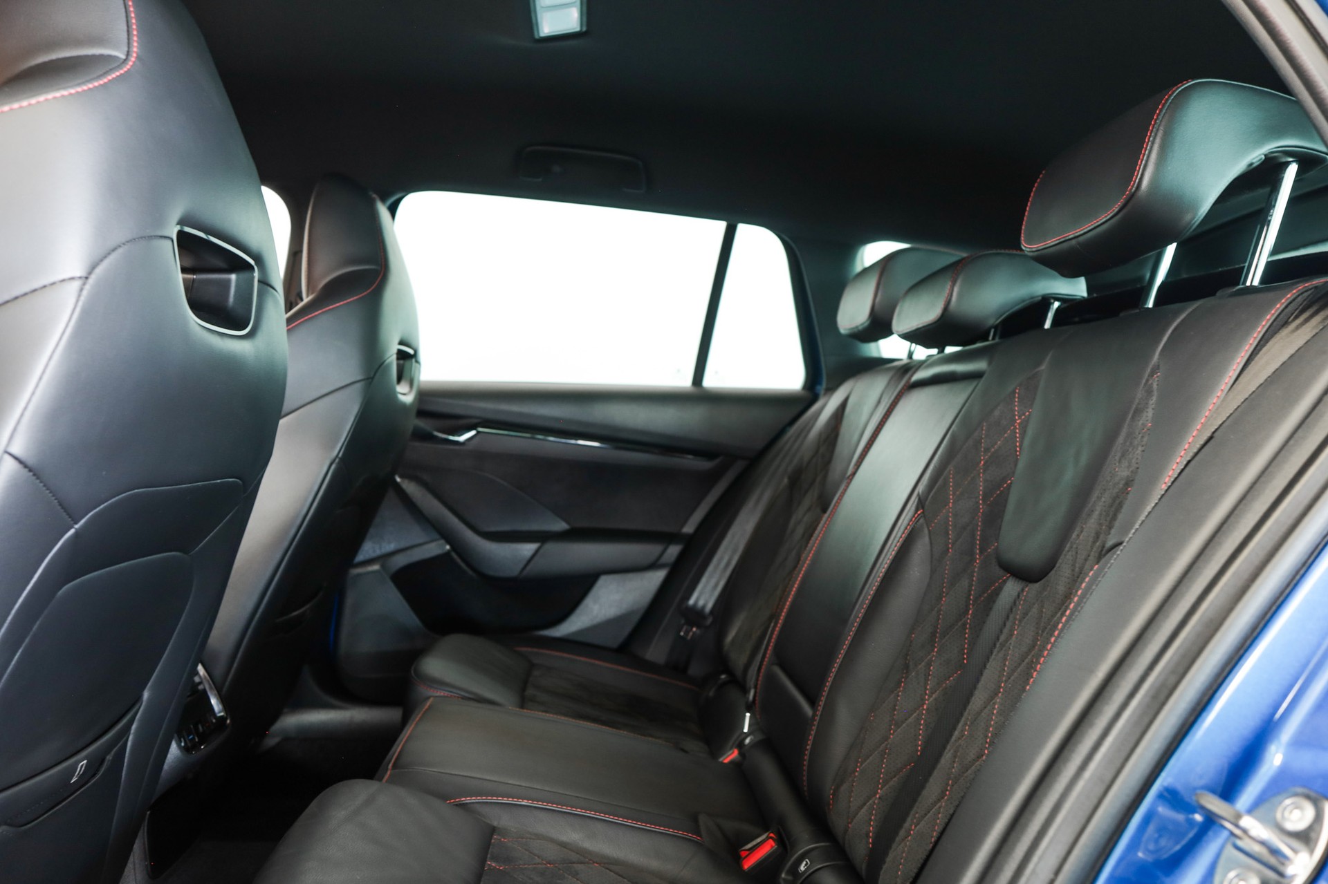 SKODA Octavia Combi 2.0 TSI DSG RS-image-11