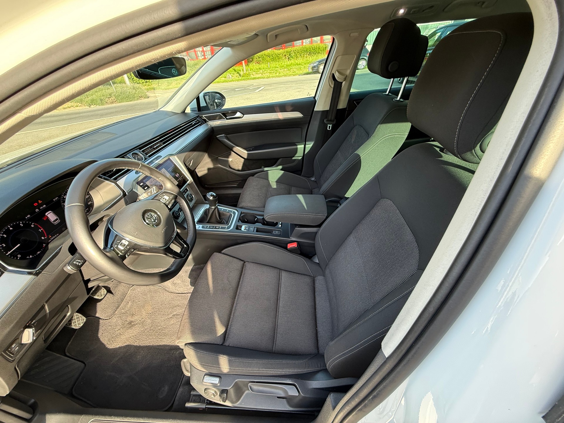 VW Passat Variant 1.4 TSI ACT BMT Family 4Motion-image-5